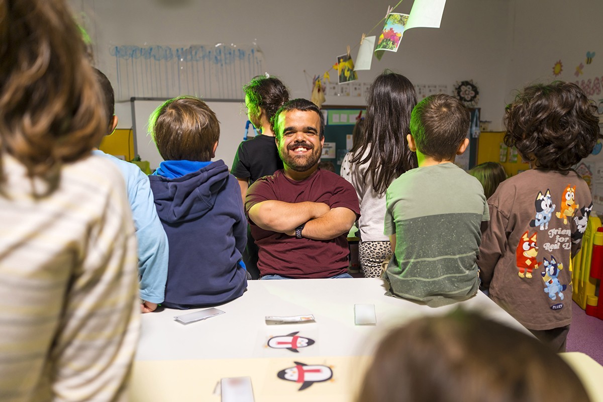 Carlos, posando con sus alumnos.