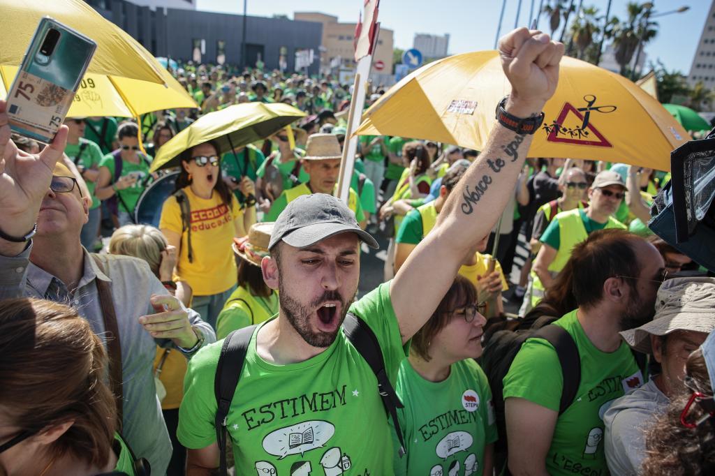 Protesta de profesores a las puertas de la Consejer�a de Educaci�n, en Valencia.
