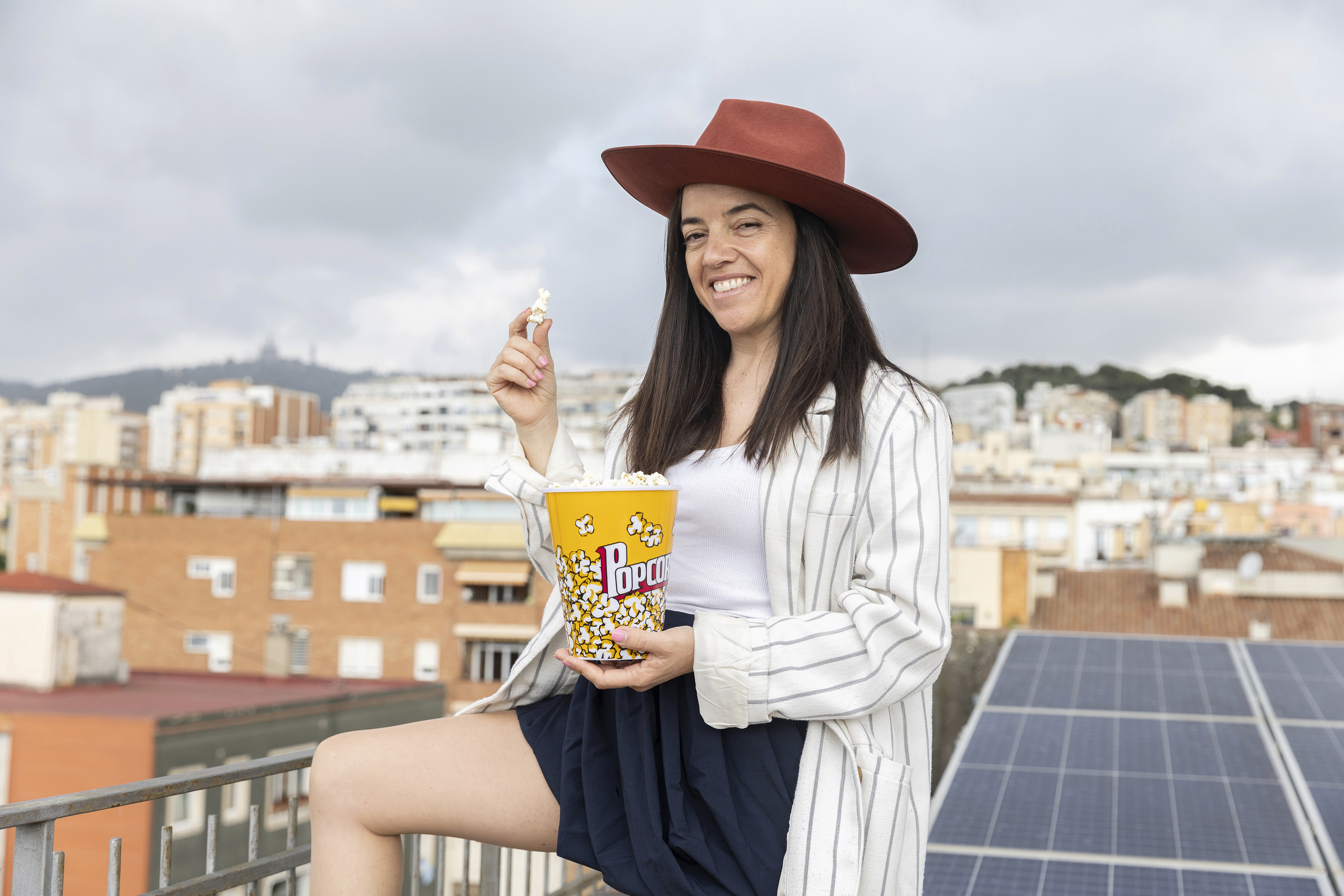 La escritora en el 'terrat' de Gràcia, con sus palomitas.
