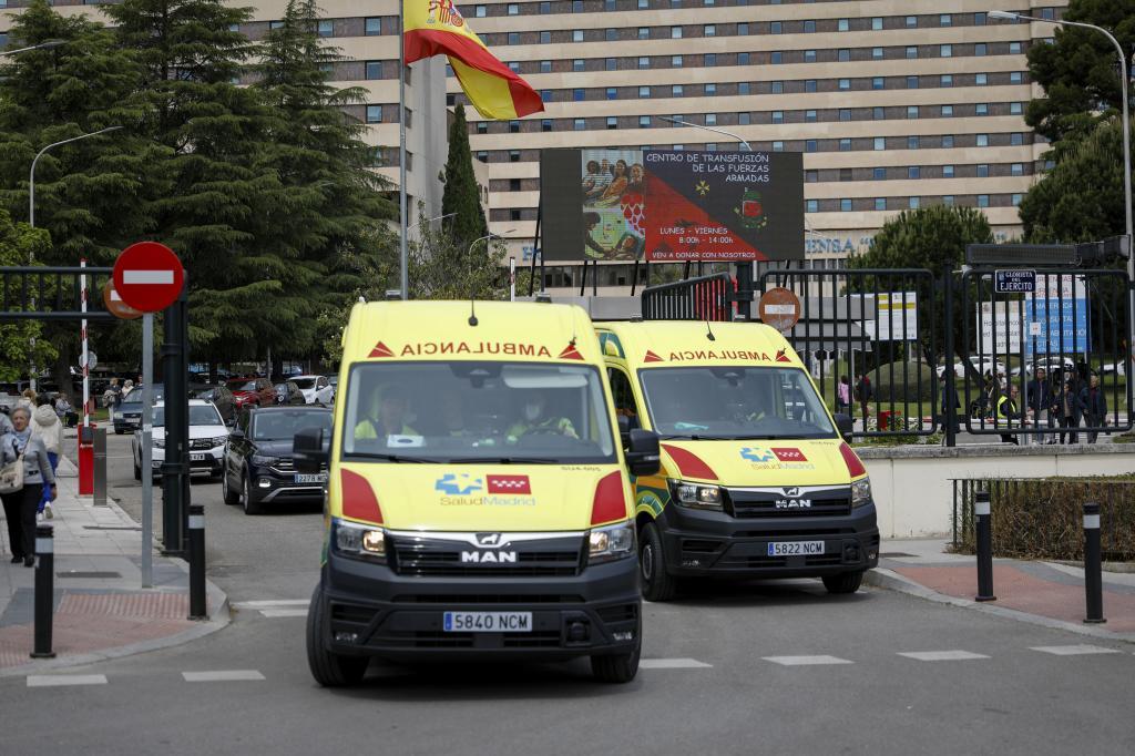 Ambulancias en el exterior del Hospital G�mez Ulla