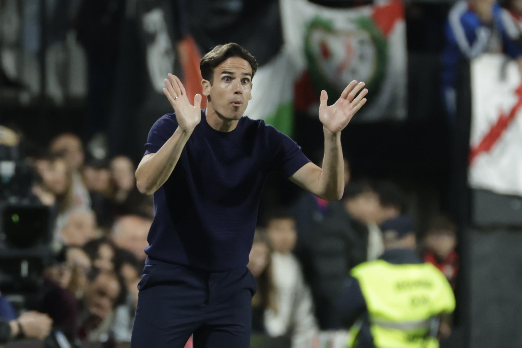 I�igo P�rez, durante el partido de Liga ante el Levante en Vallecas.