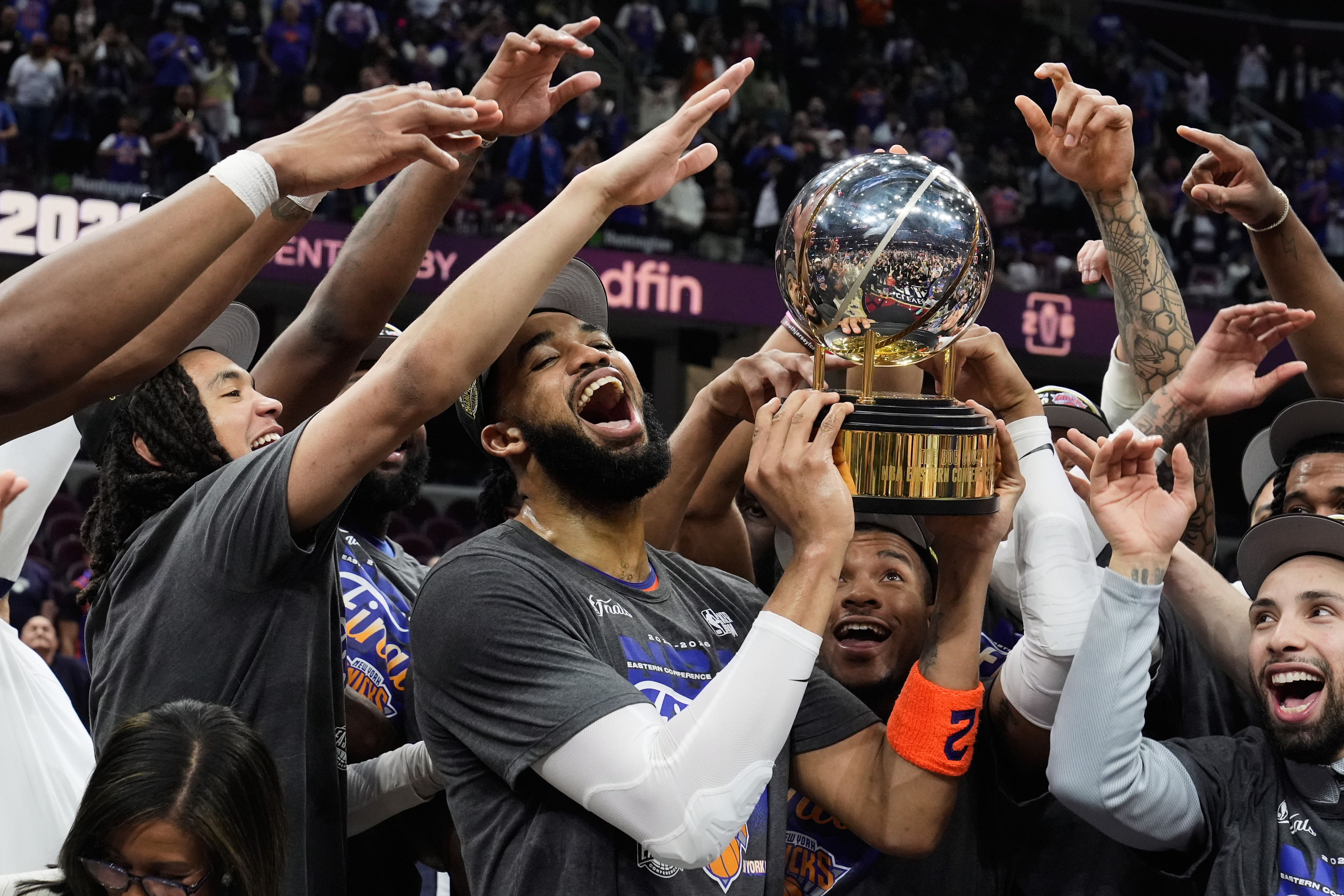 Los jugadores de los Knicks, con el trofeo de campeones del Este.