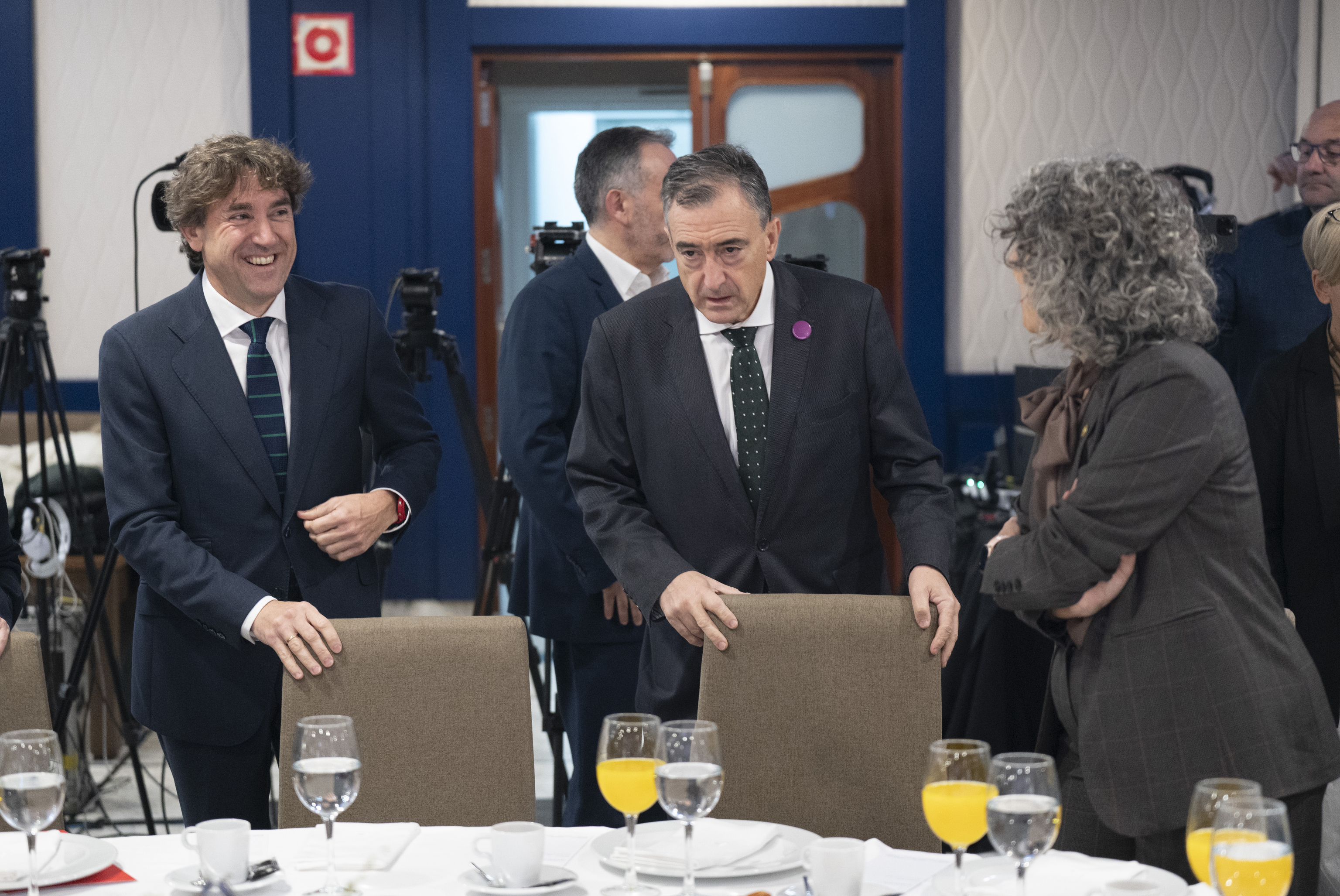 Eneko Andueza junto a Aitor Esteban en un acto previo a la crisis por el 'meme' del pasado 28 de abril.