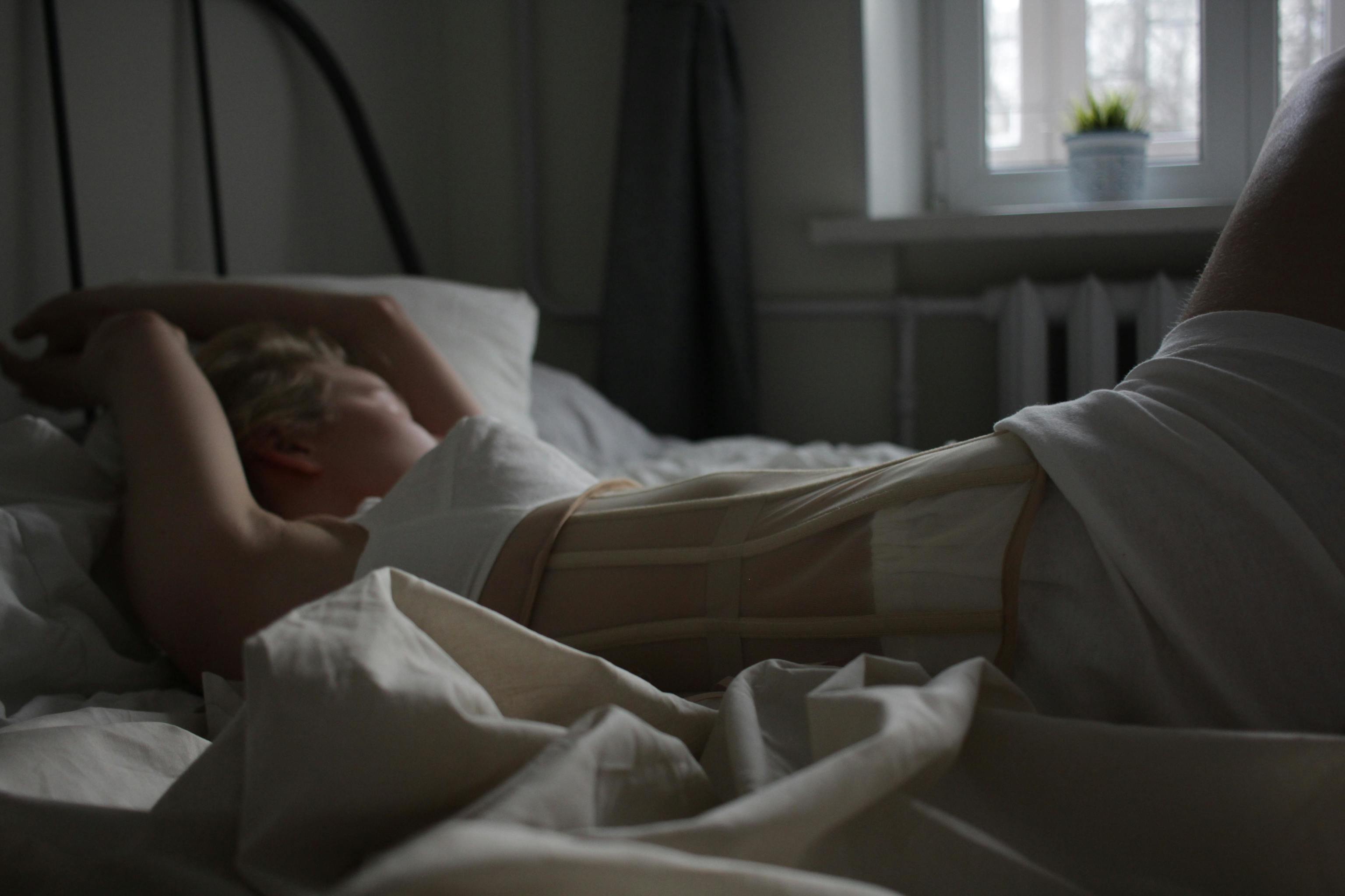 Una mujer duerme en su casa.