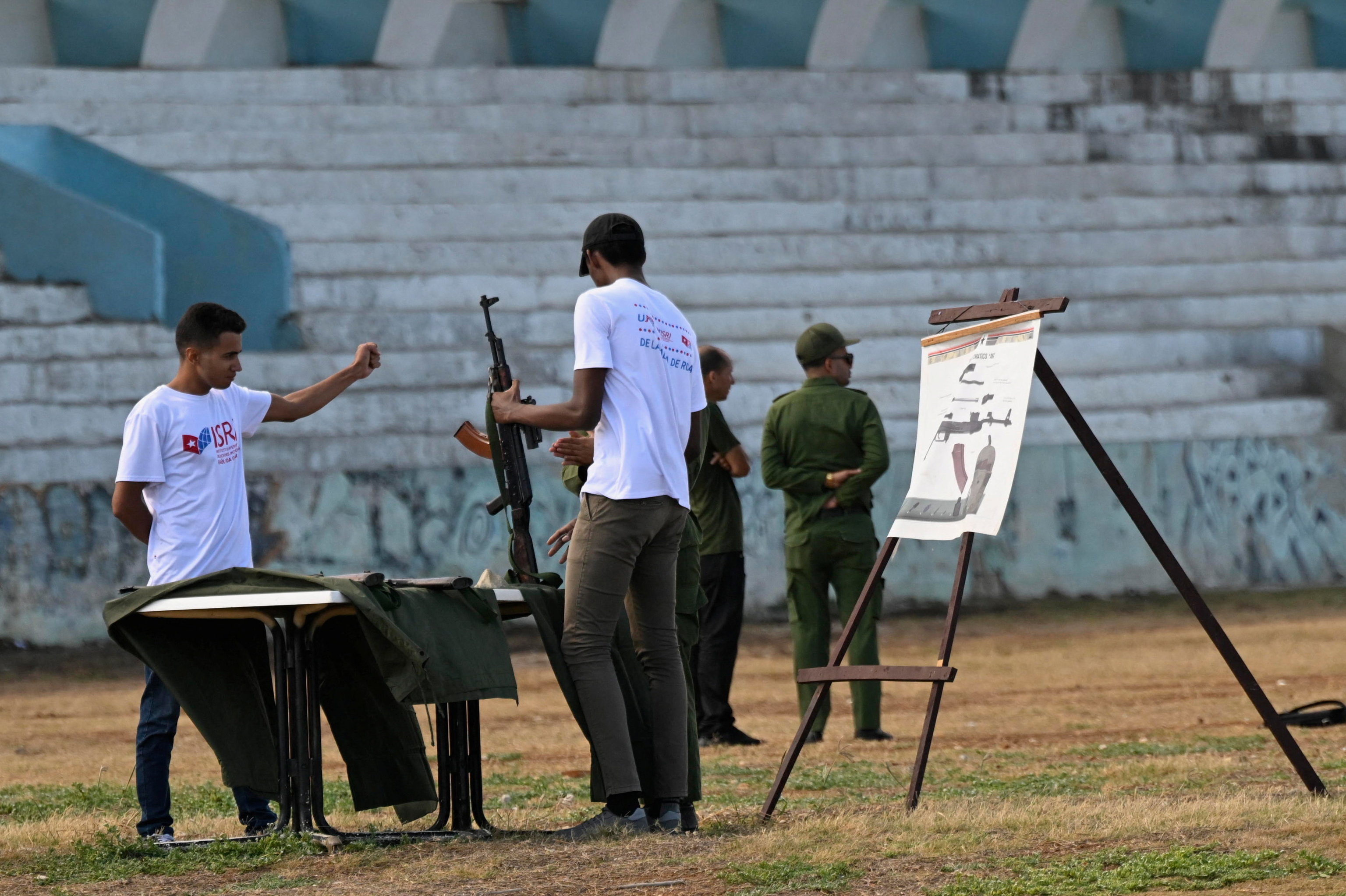 Entrenamientos sobre el manejo de armas del ejército cubano.