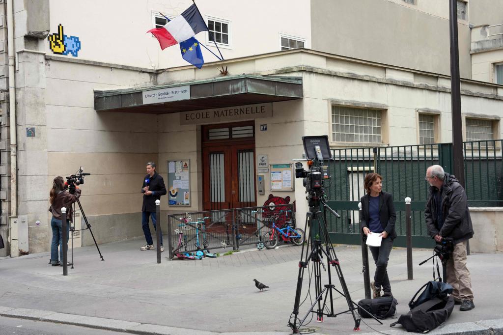 Periodistas frente a uno de los centros de París investigados.