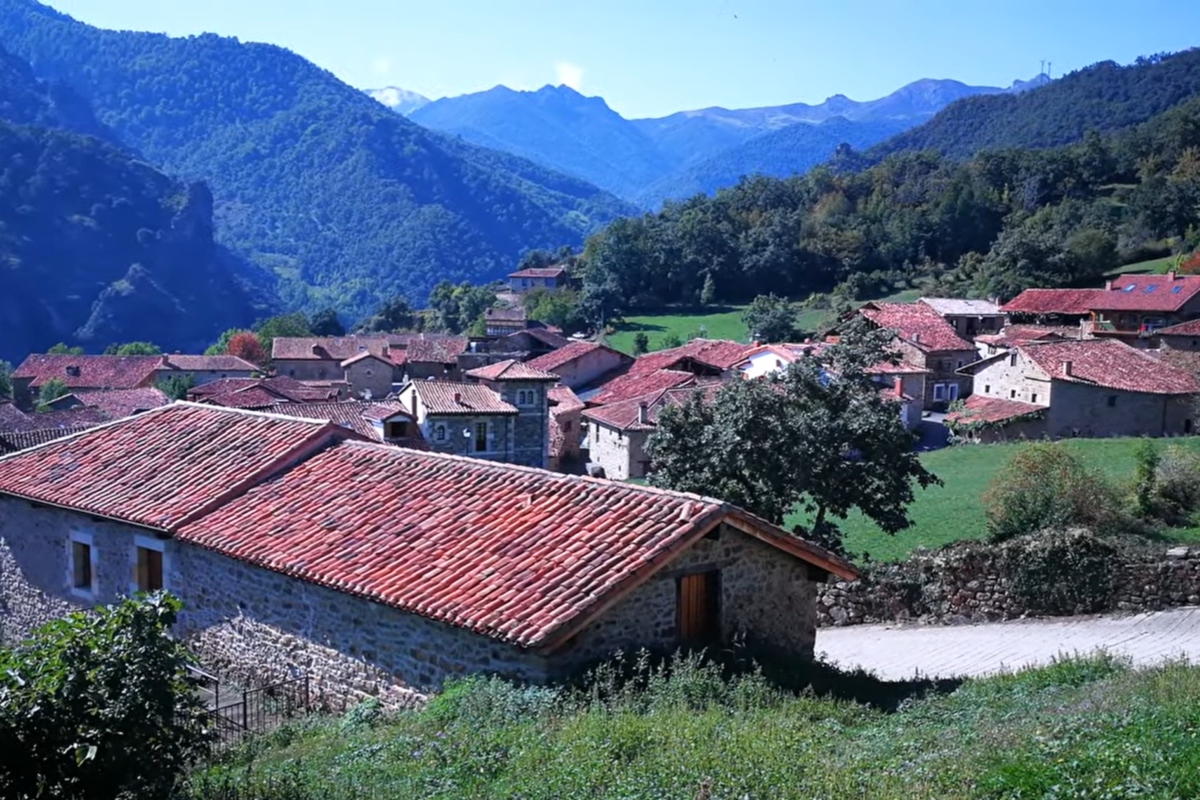 Una escapada a la aldea de Heidi en España: menos de 50 habitantes a orillas de los Picos de Europa