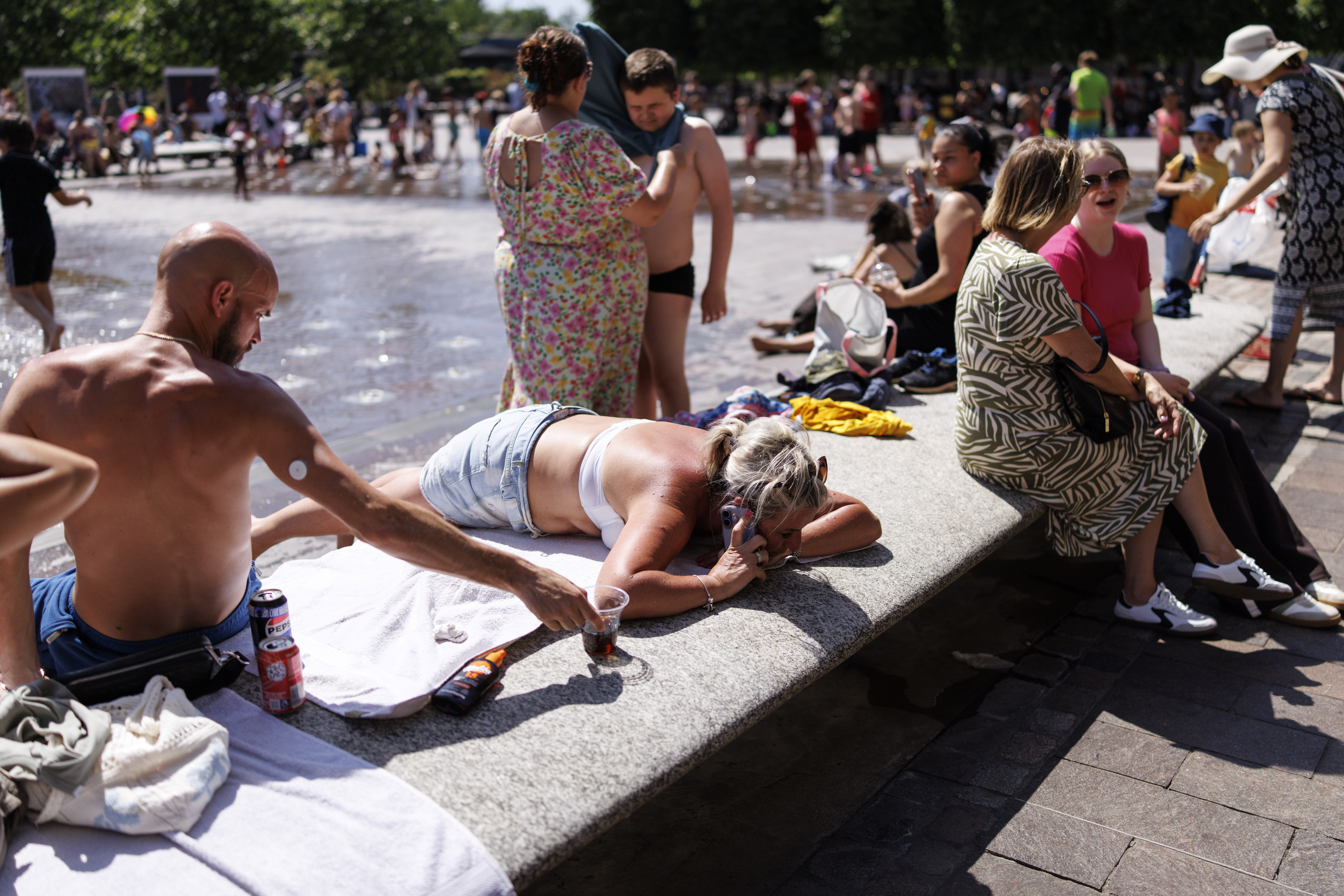 Personas tomando el sol y refrescándose este martes en Londres