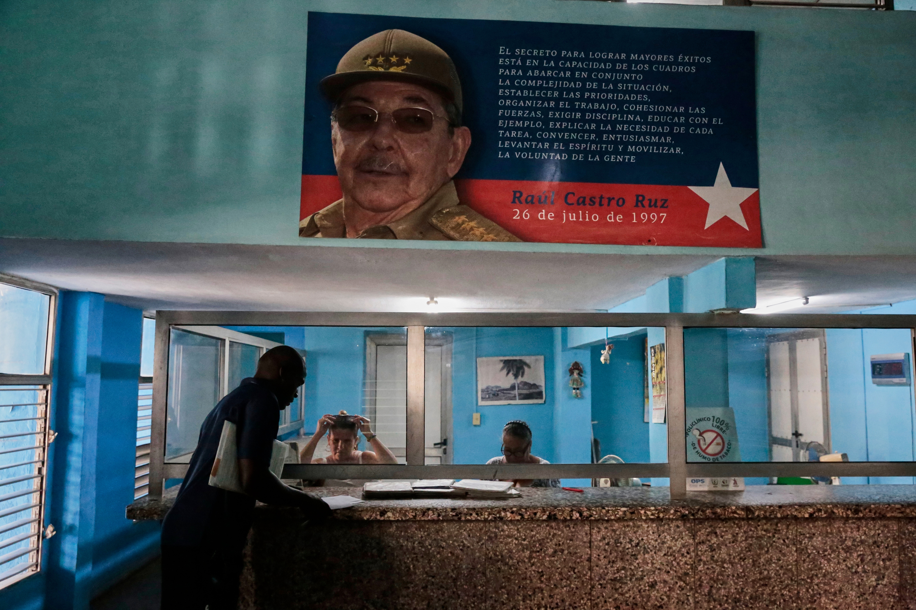 Retrato de Ra�l Castro en una cl�nica de La Habana.