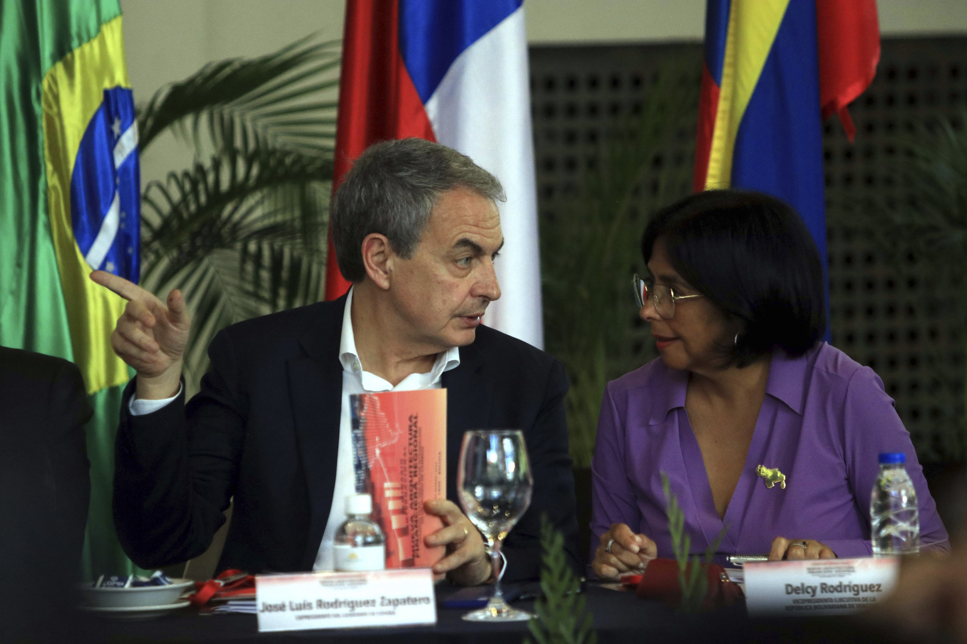 Zapatero conversa con Delcy Rodr�guez en Santa Cruz (Bolivia), en 2024.