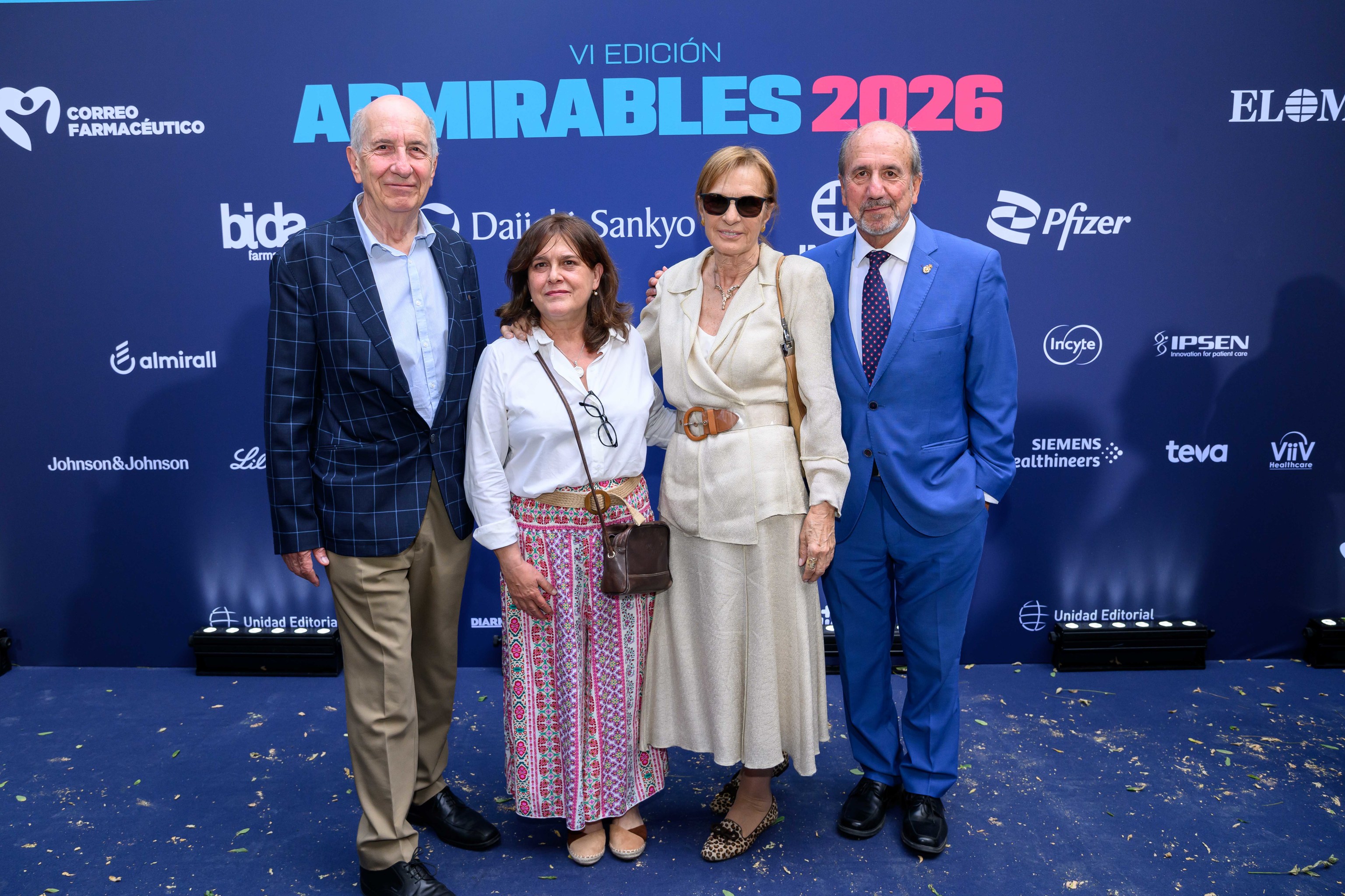 Alfredo Carrato, catedrático de Oncología de la Universidad de Alcalá de Henares, junto a Raquel Serrano, redactora de Diario Médico; la abogada Esperanza Gómez y Mariano Esteban, presidente de Honor de la Real Academia de Farmacia.