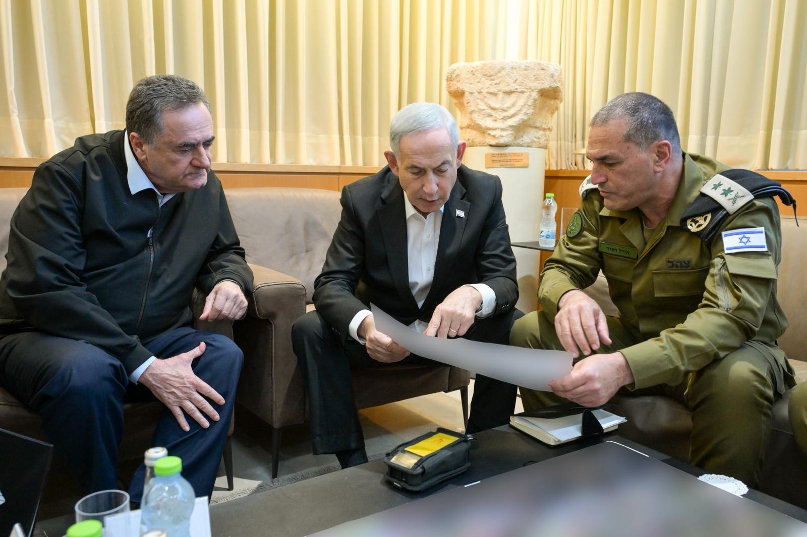 El primer ministro de Israel, Benjamin Netanyahu, con el ministro de Defensa, Israel Katz, y el jefe del Ej�rcito, Eyal Zamir, en Tel Aviv.
