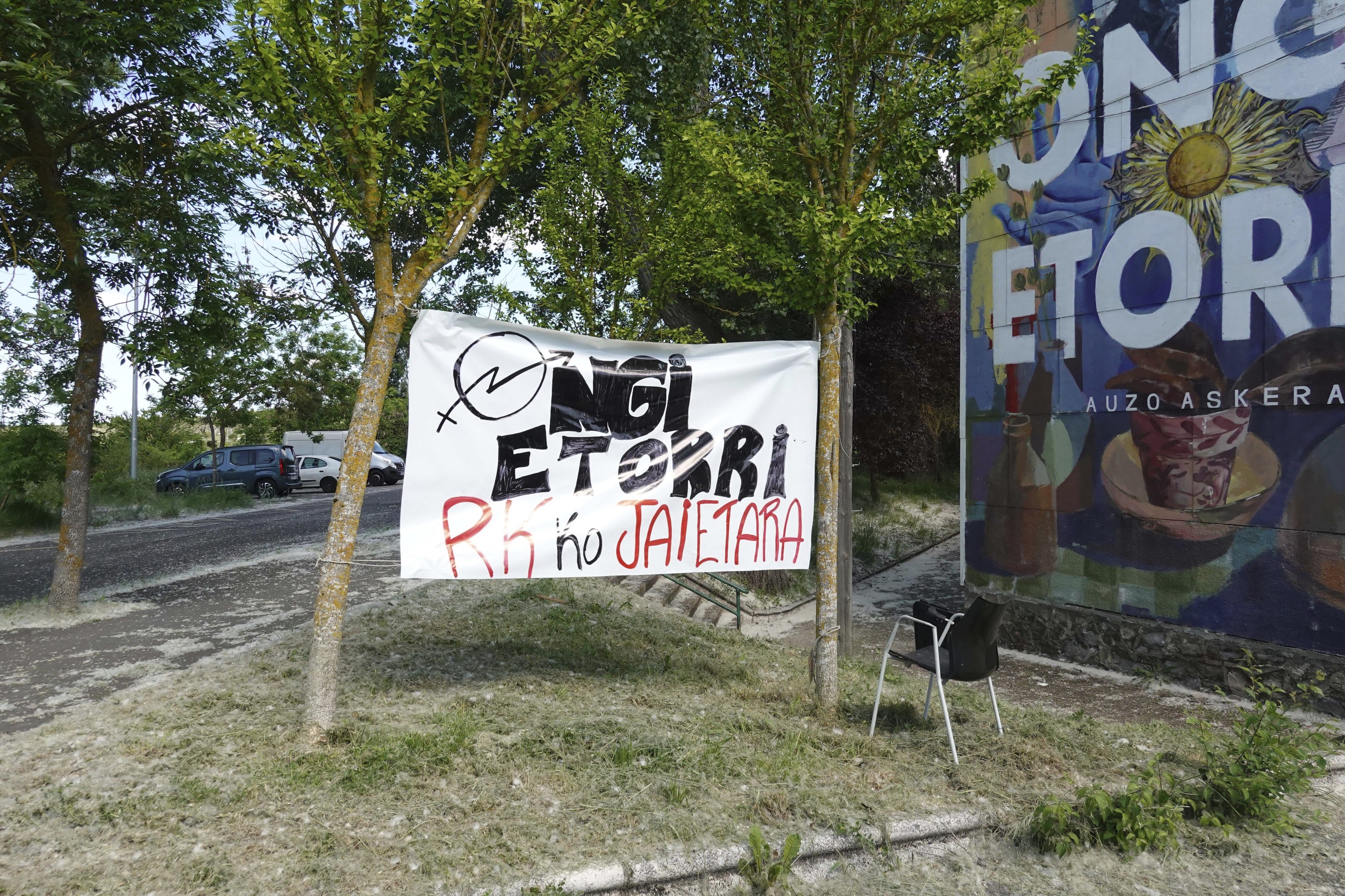 Pancarta y grafitti con el 'ongi etorri' de bienvenida en los accesos.