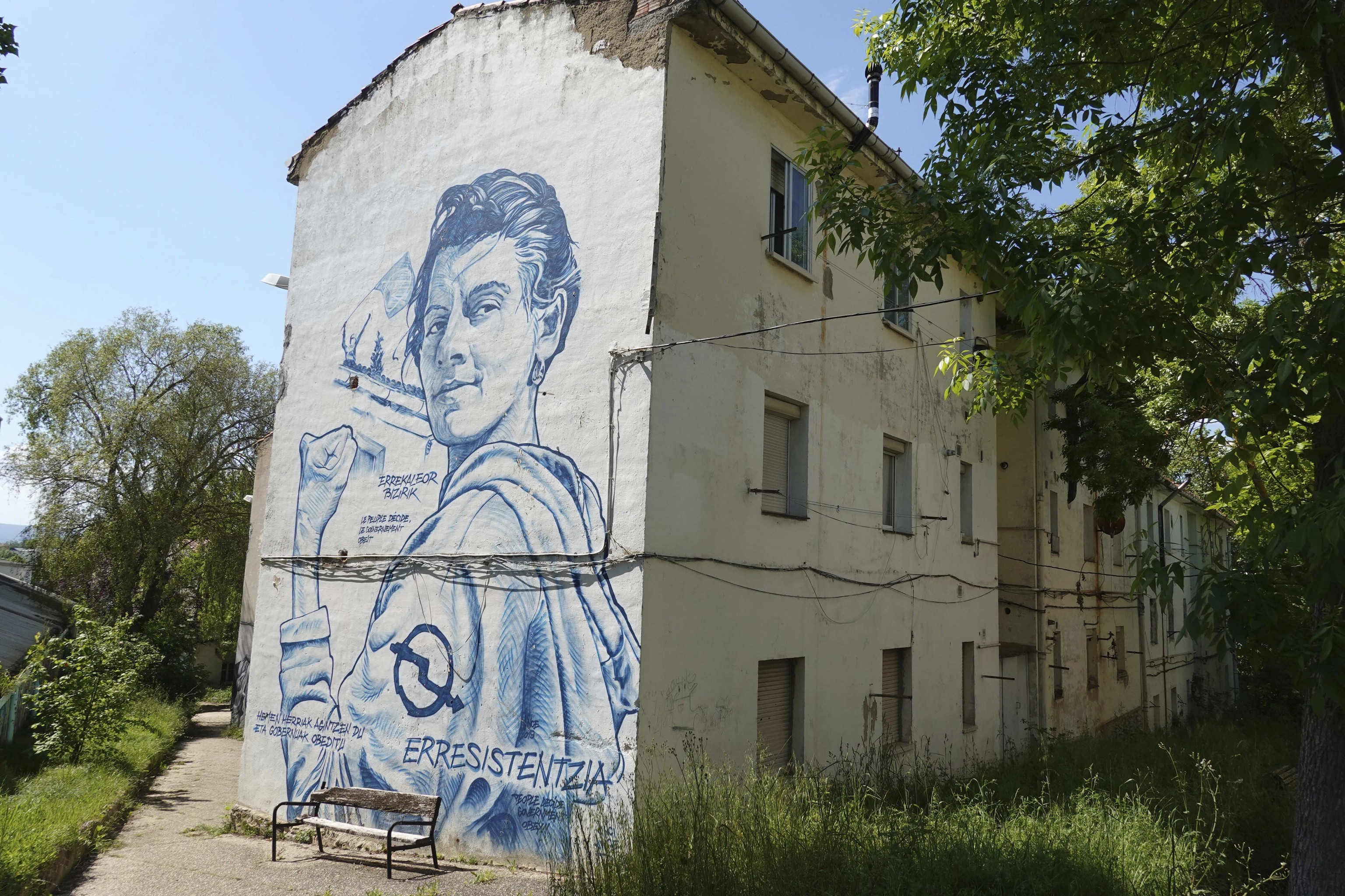 Mural apelando a la 'resistencia en uno de los bloques del barrio 'okupa' de Errekaleor.