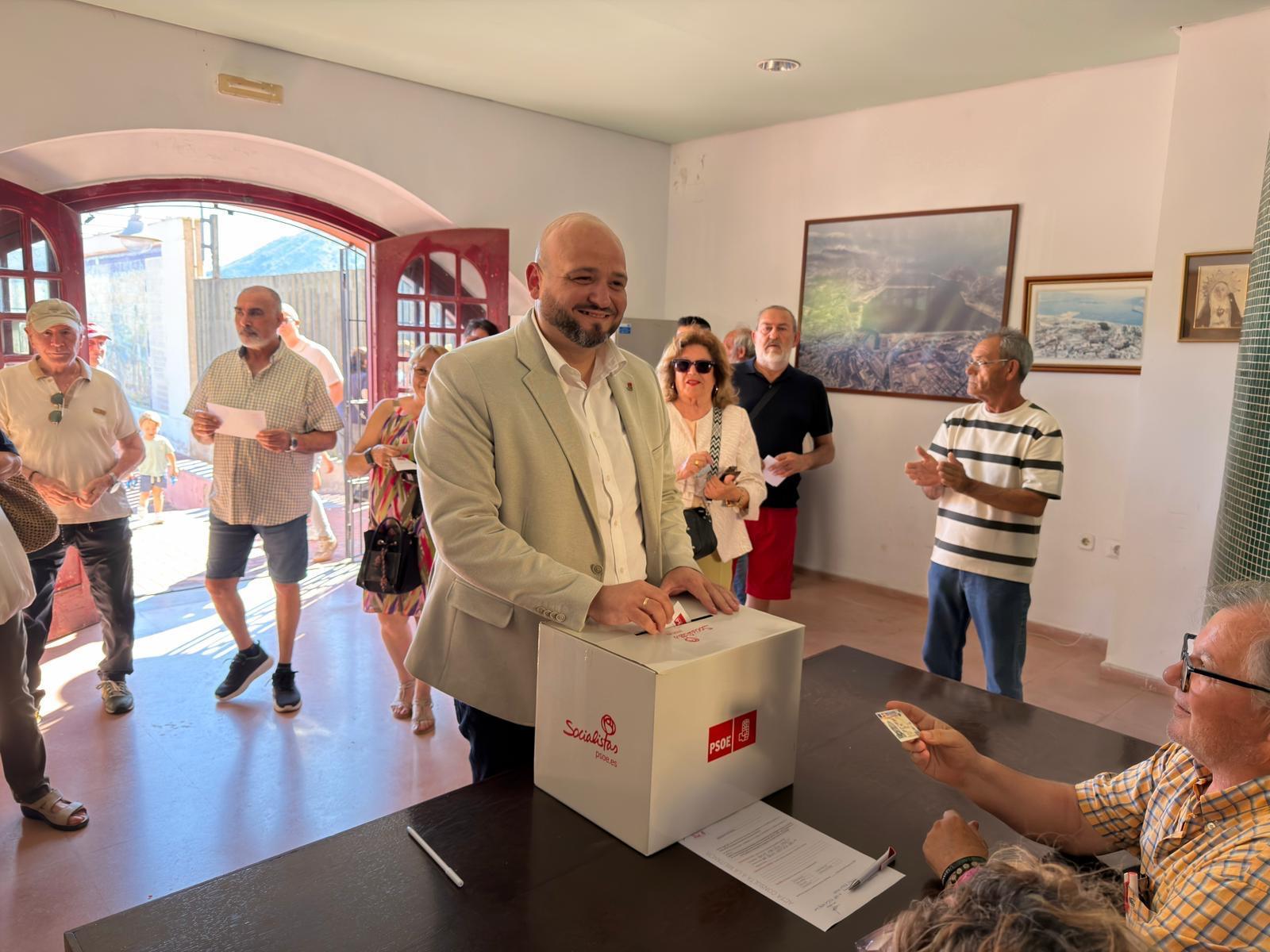 El portavoz municipal del PSOE en Cartagena, Manuel Torres, ejerciendo su derecho al voto este martes