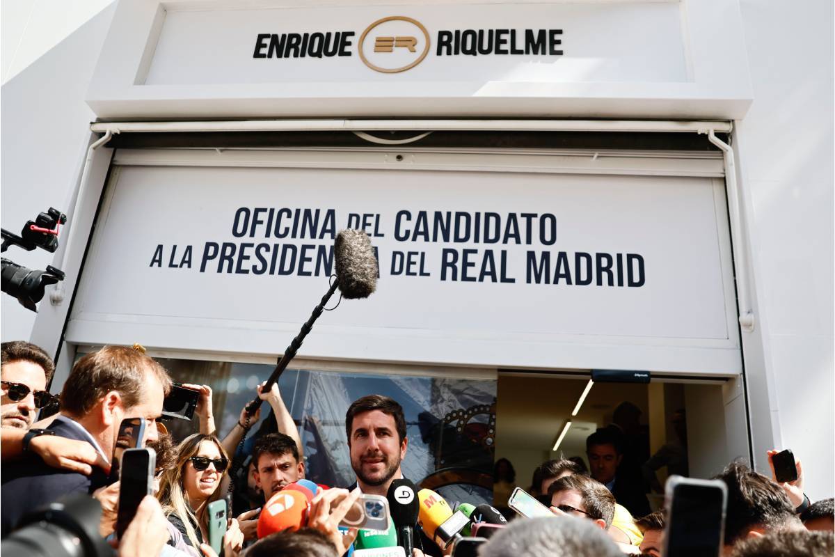 El candidato Enrique Riquelme durante la apertura de su sede electoral