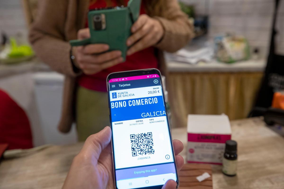 Una persona escanea su código QR para acceder al descuento.