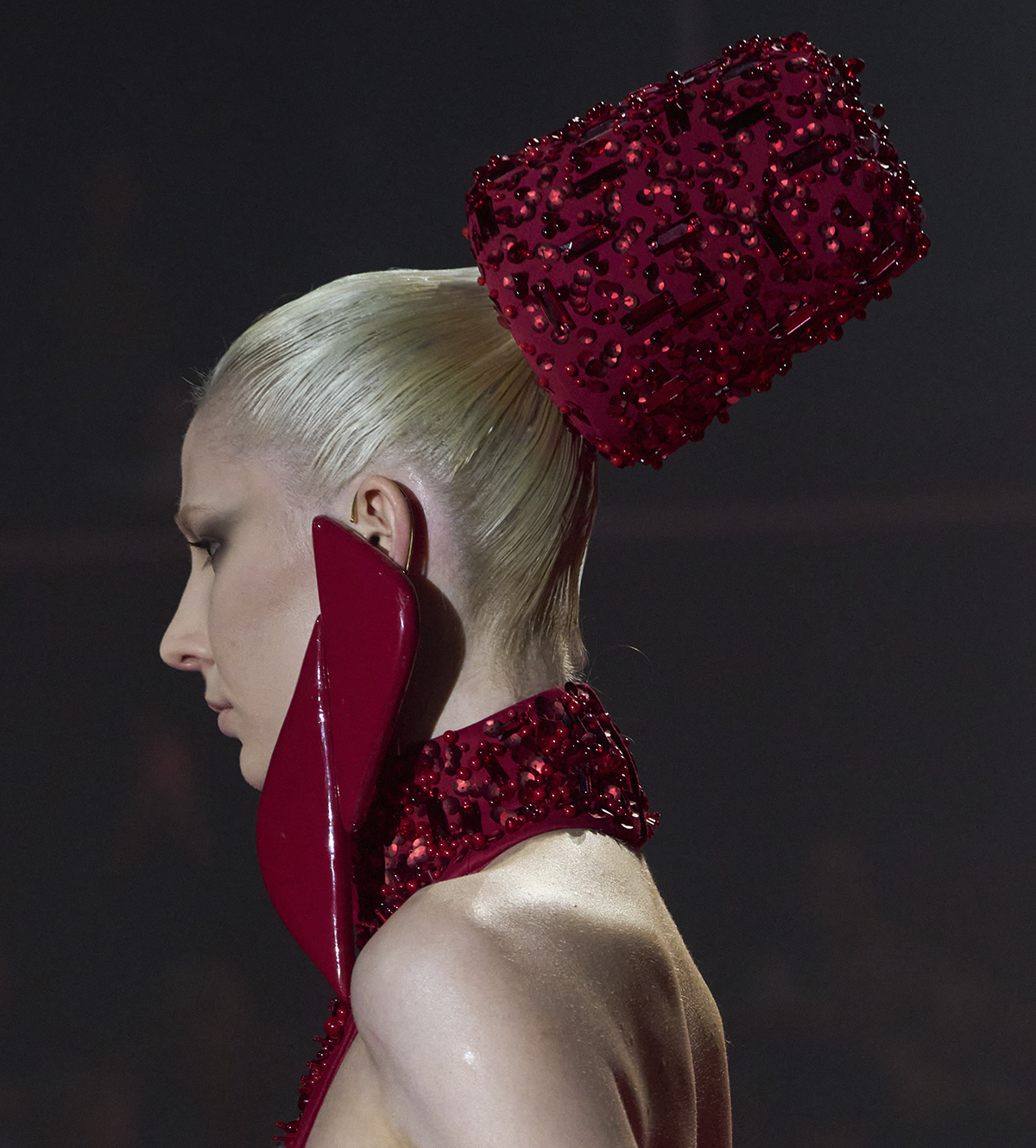 Un look del desfile primavera-verano 2026 de St�phane Rolland.