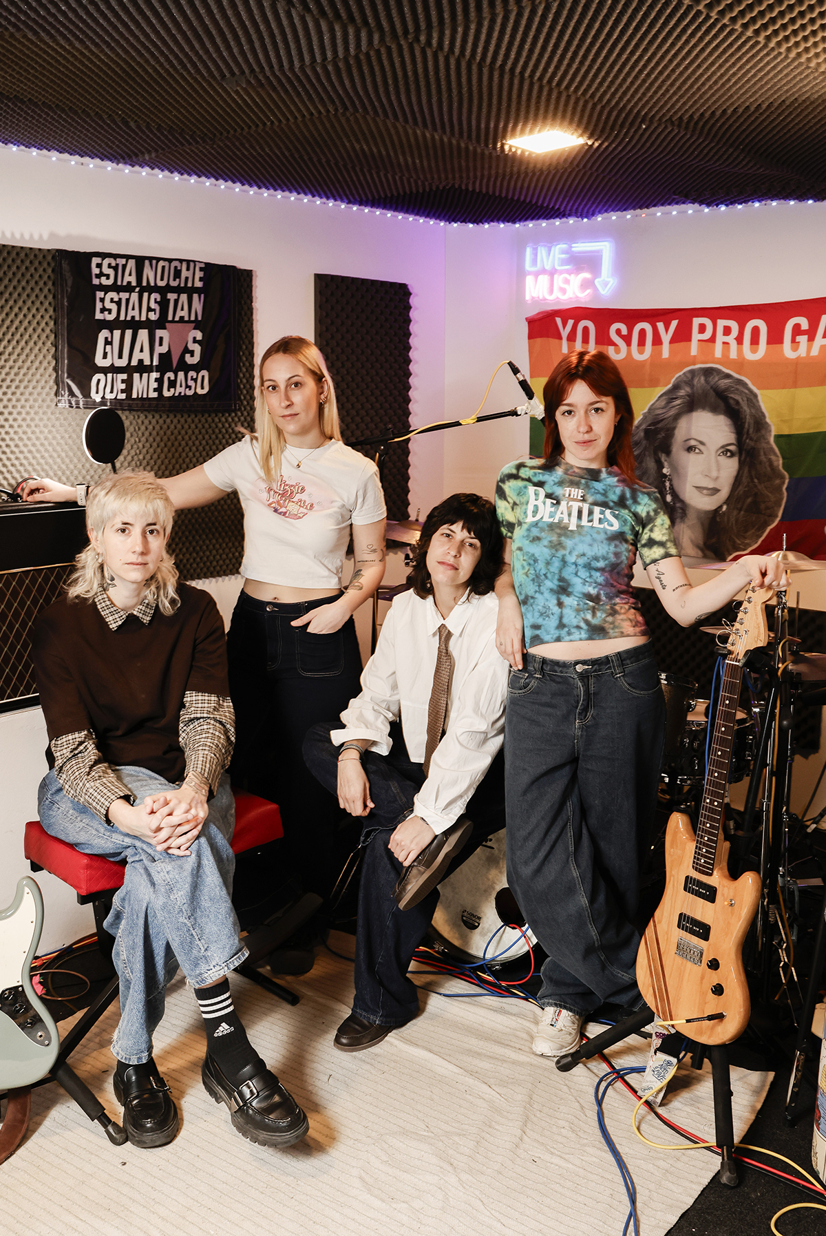 Ginebras son, de izq. a dcha., Raquel L�pez, Sandra Sabater, Juls Acosta y Mag�i Berto. Tienen tres �lbumes, publicados en Vanana Records: Ya dormir� cuando me muera (2020), �Qui�n es Billie Max? (2023) y Donde nada es para tanto (2026).