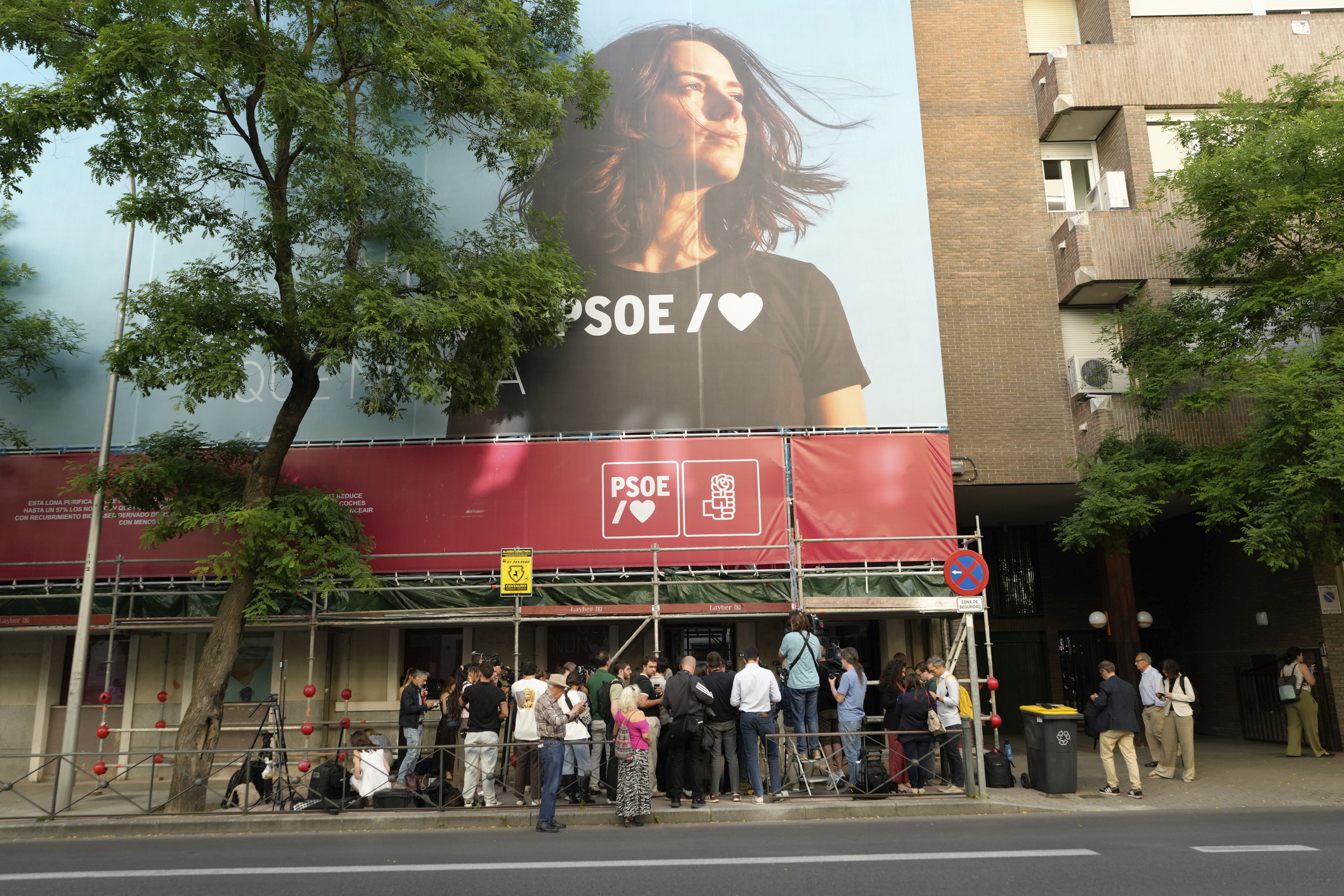 Agentes de la UCO se personan en la sede del PSOE en la calle Ferraz.