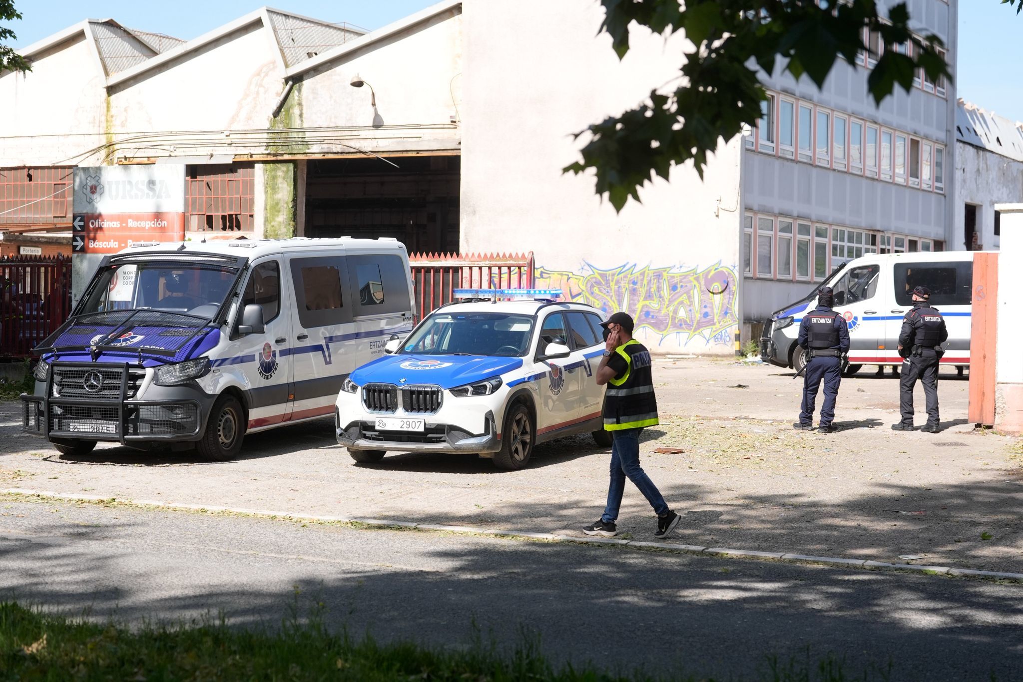 Efectivos de la Ertzaintza blindan la entrada de las f�bricas ocupadas por magreb�es en el sur de Vitoria.
