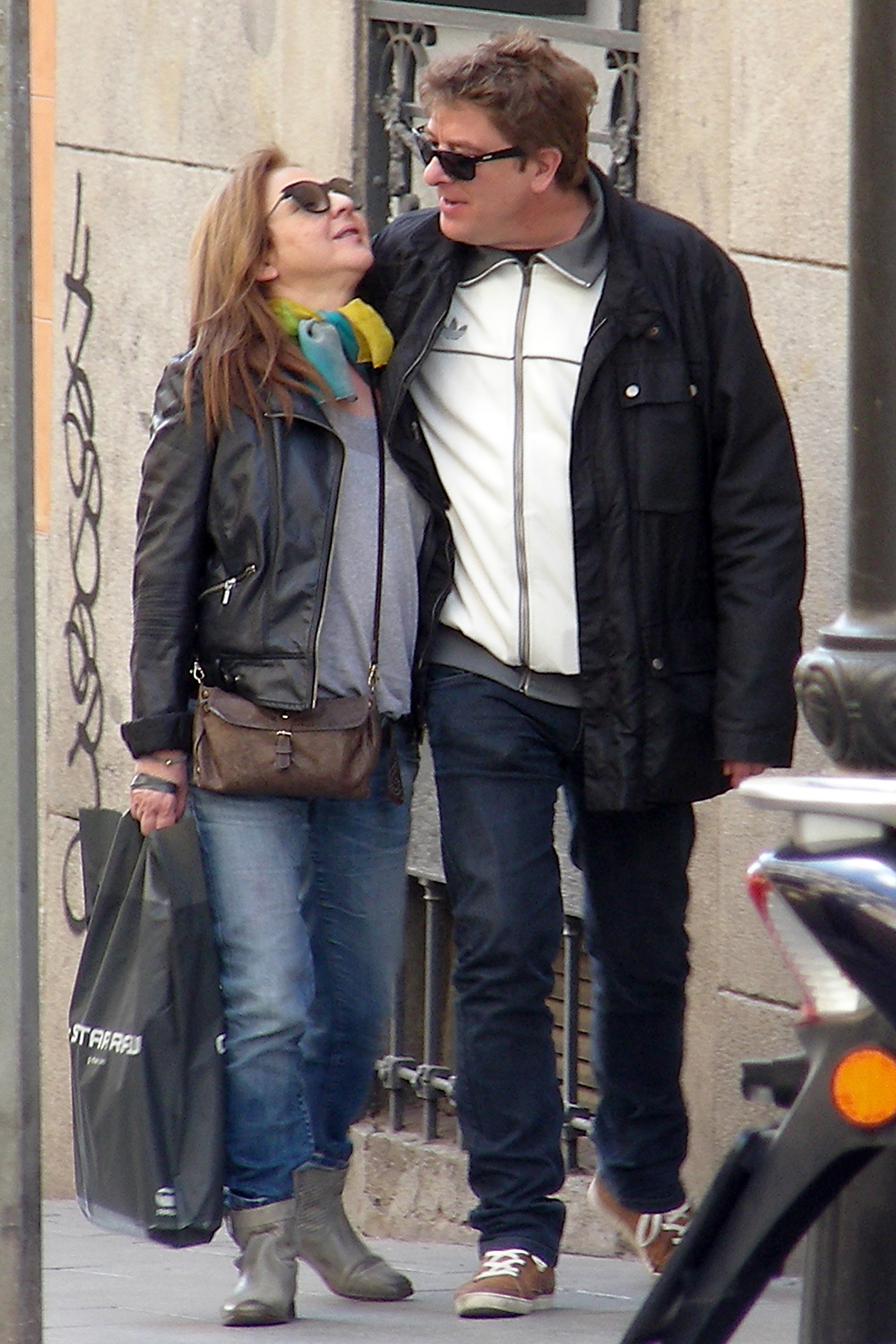 La actriz y su novio, por las calles de Madrid, en 2014.