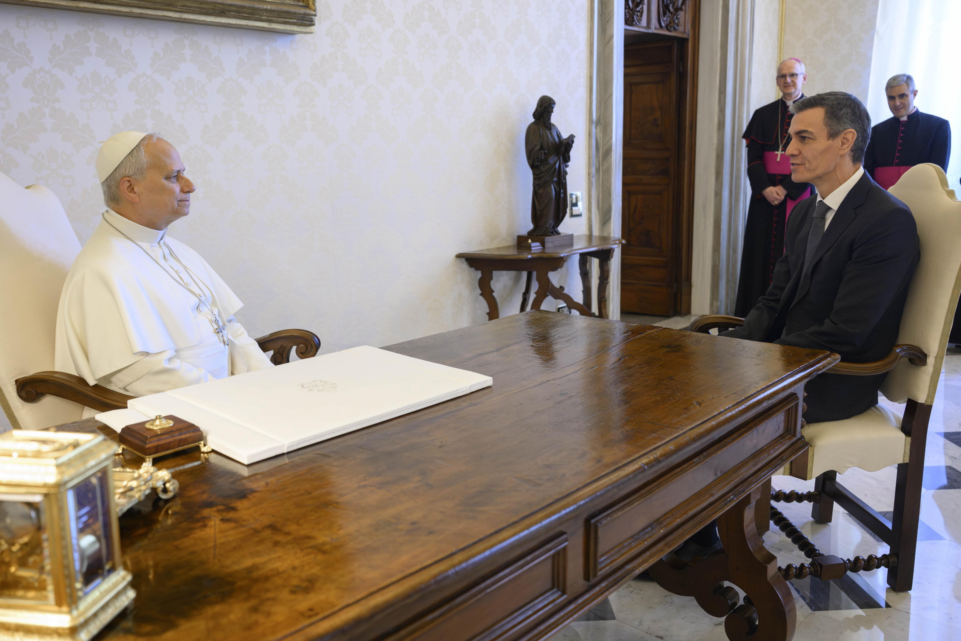 El Papa y Pedro Sánchez, durante su reunión.
