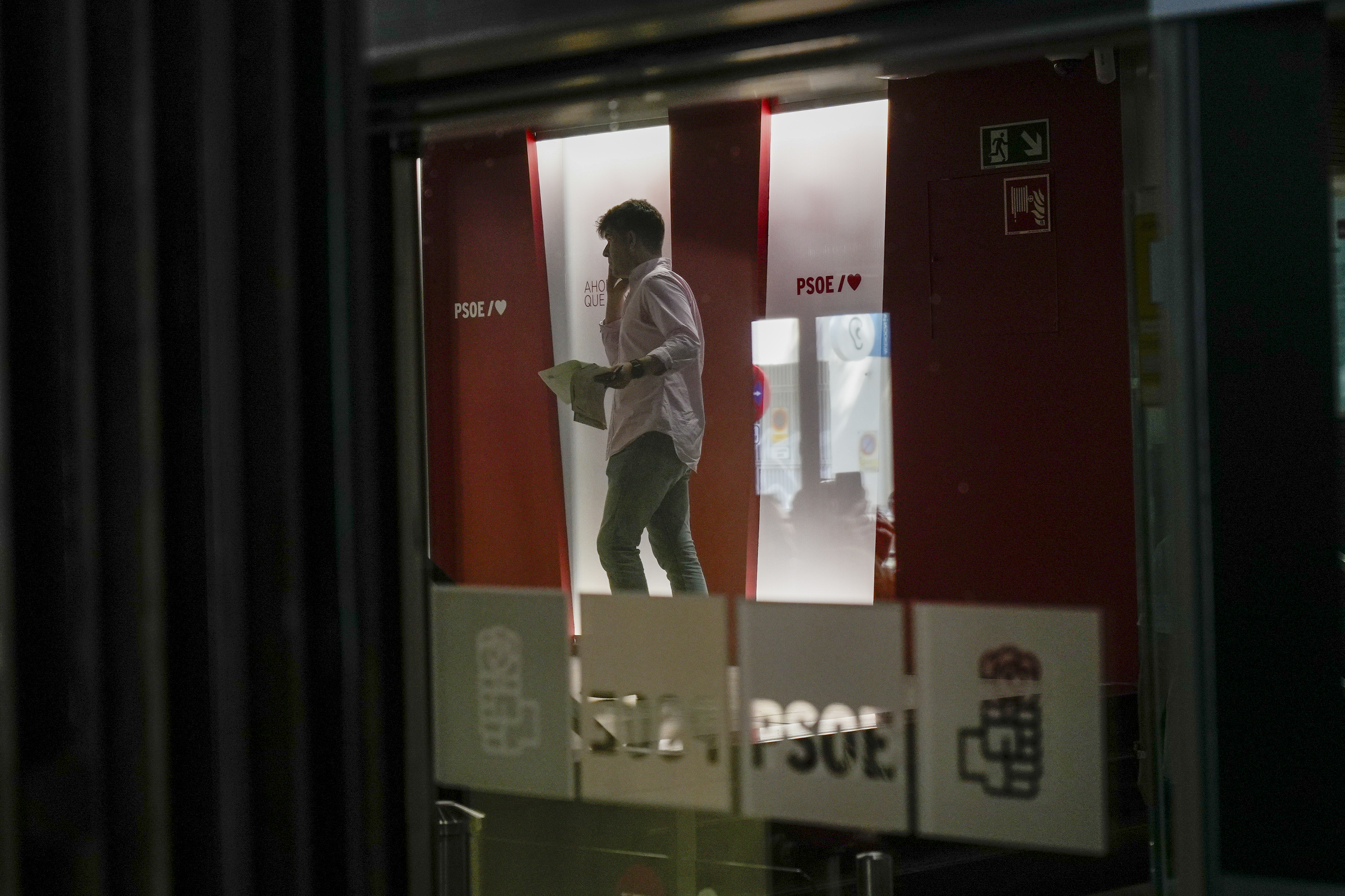 El interior de la sede del PSOE, en la calle Ferraz, durante los registros de la UCO este mi�rcoles.