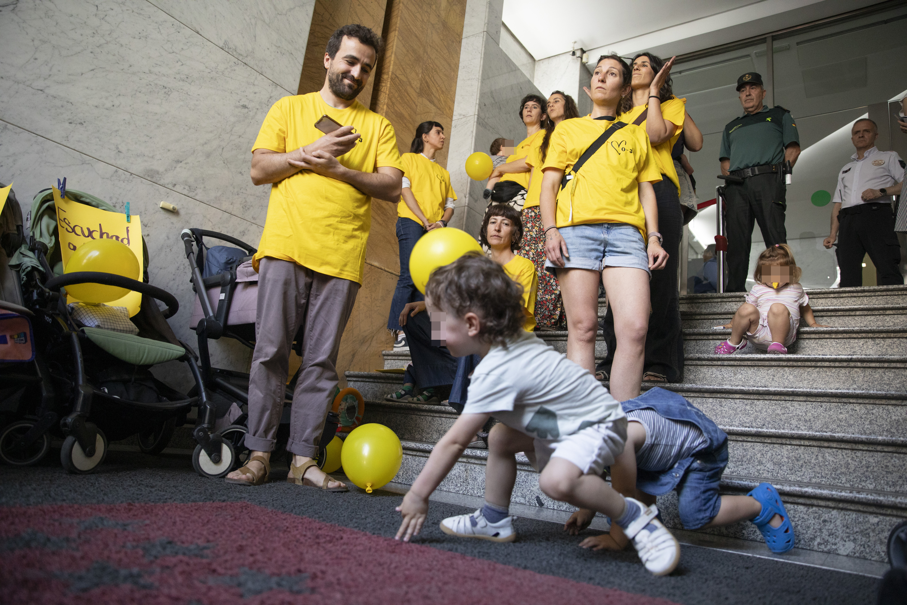 Las manifestantes dentro de la consejería con los niños.