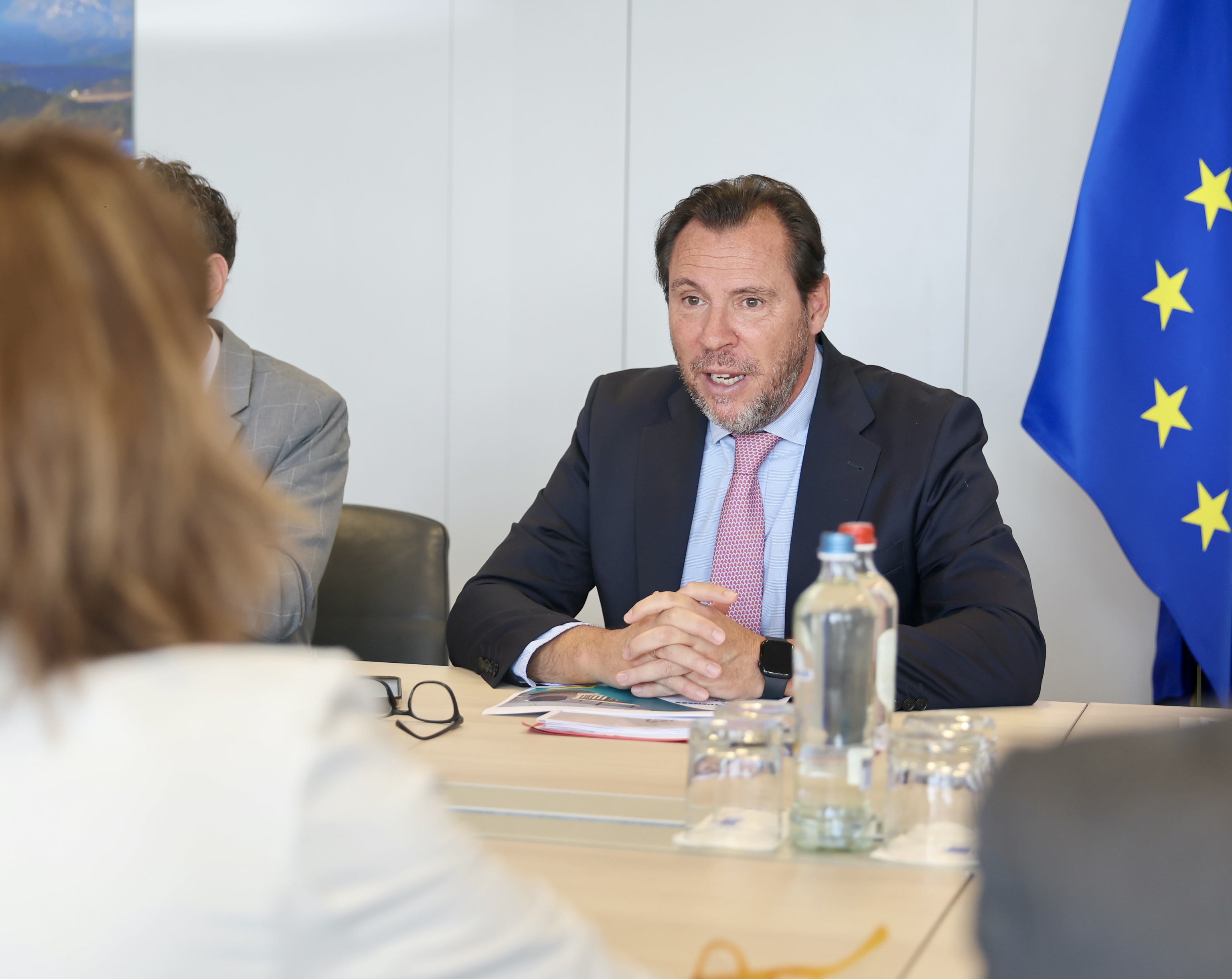 El ministro de Transporte y Movilidad Sostenible, Óscar Puente, este miércoles en Bruselas con la vicepresidenta de la Comisión, Teresa Ribera.