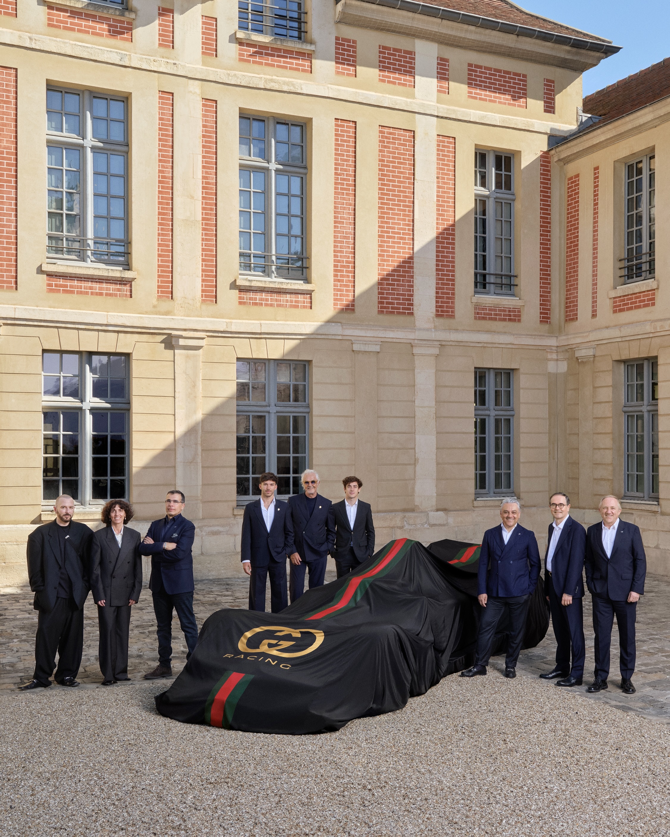 Los pilotos y mandatarios de Alpine, junto a los dirigentes de Gucci.