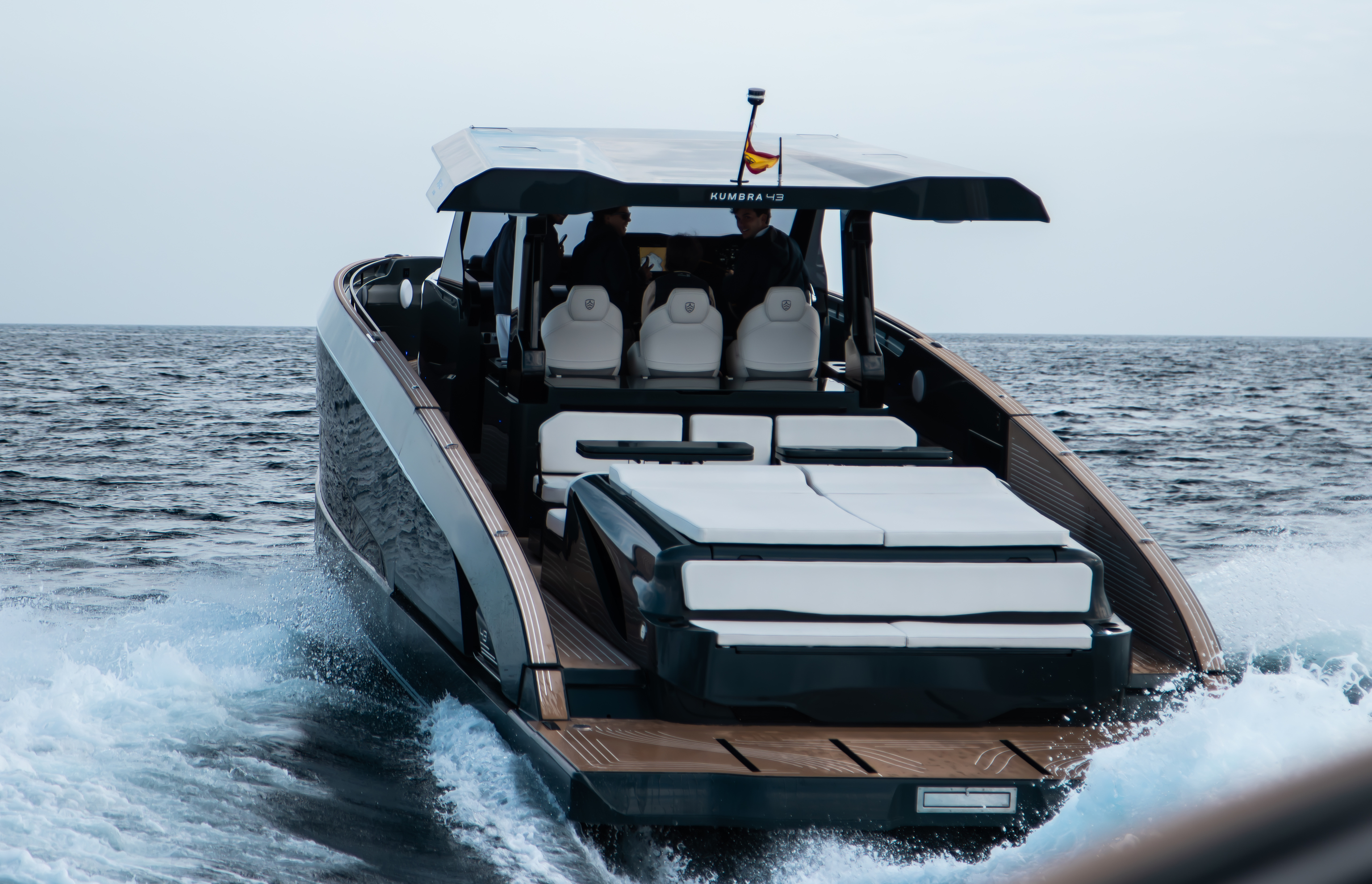 El Kumbra 43 surcando los mares.