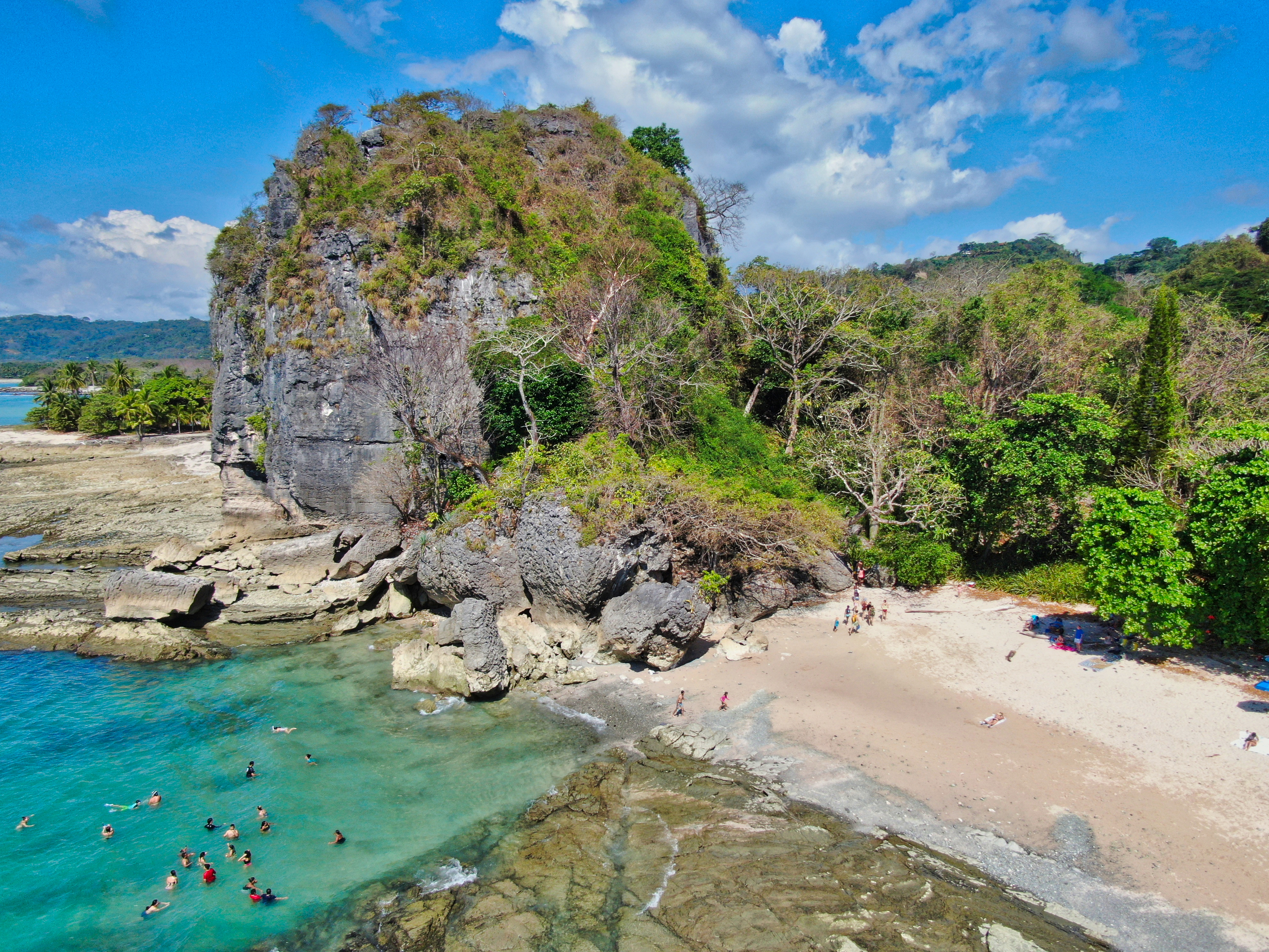 Playa Cuevas, conocida localmente como playa Suecos.