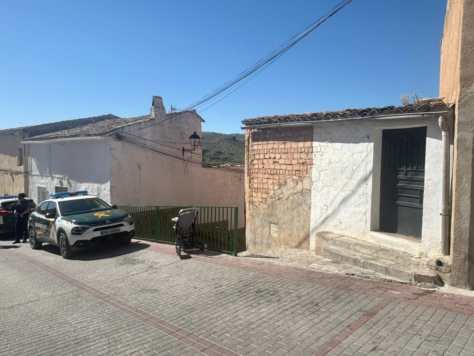 Agentes de la Guardia Civil junto en la calle Rocabril de Huelma, escenario del tiroteo de esta semana.