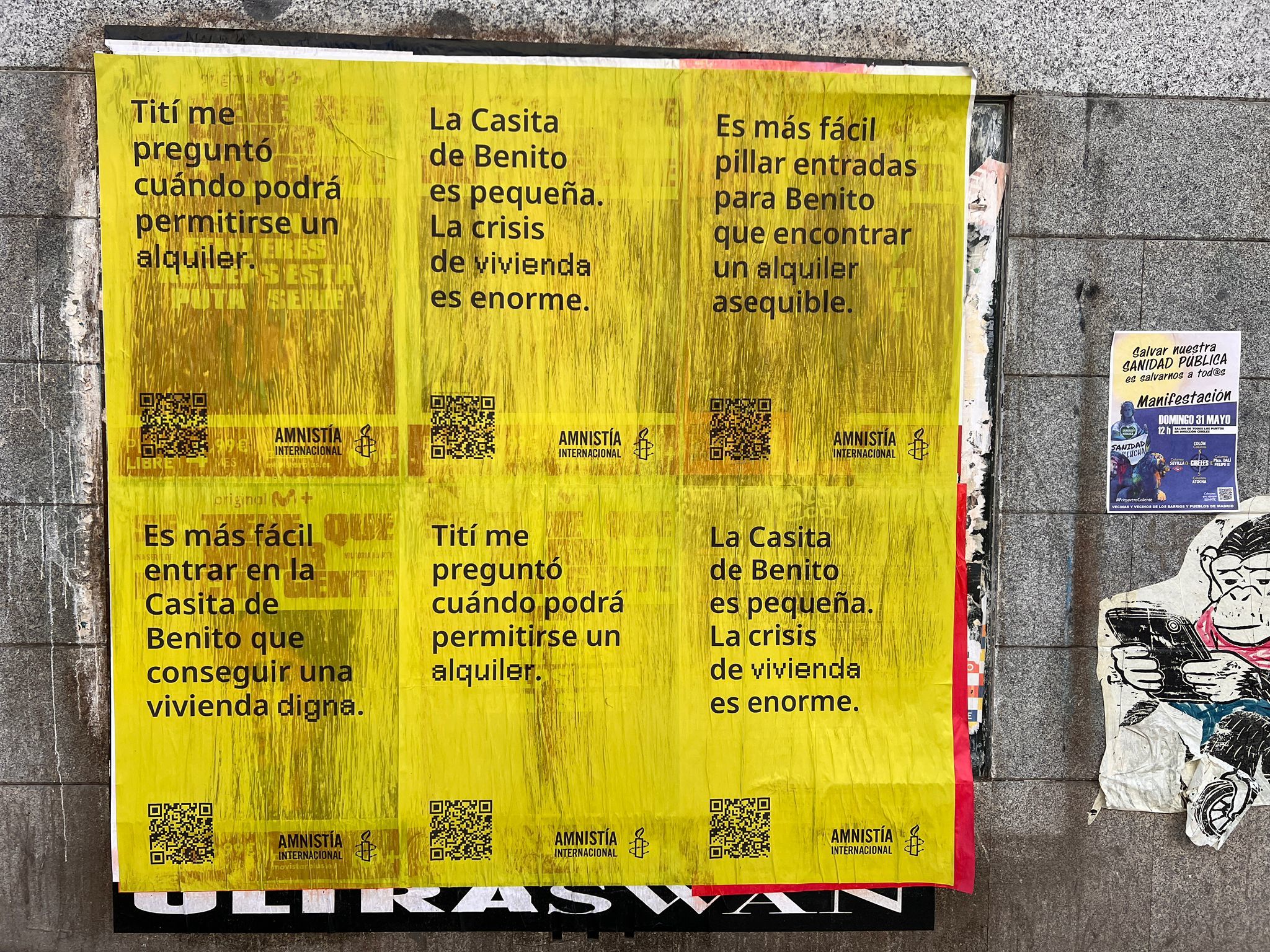 Un conjunto de pancartas con frases de Bad Bunny que denuncian la crisis de vivienda en España.