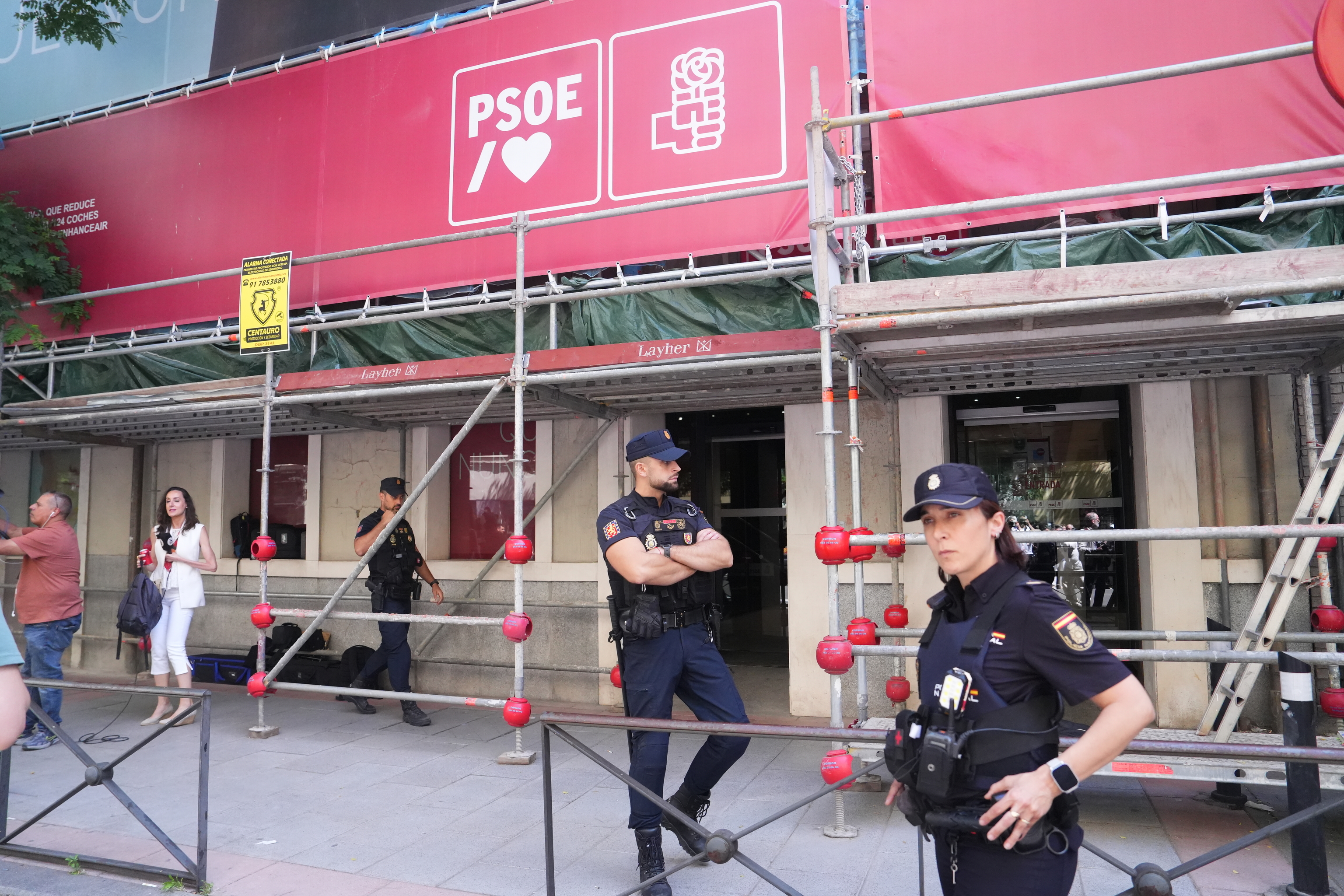 Policías ante la sede del PSOE en Ferraz.