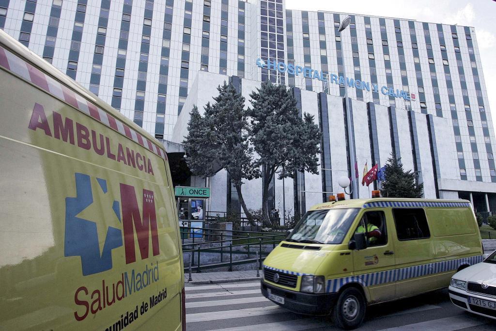 Varias ambulancias, ante el Hospital Ramón y Cajal de Madrid.