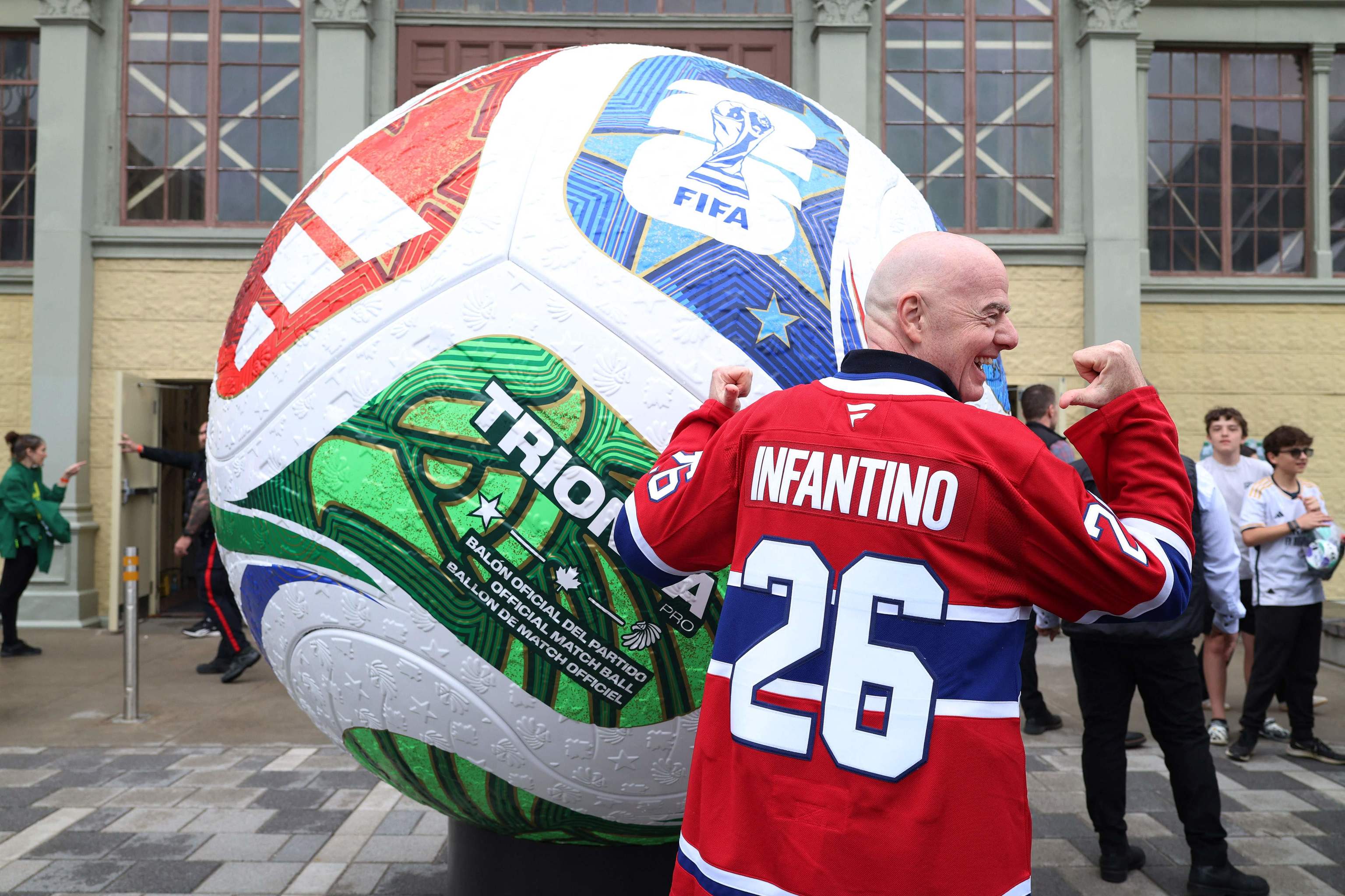 Infantino posa con una camiseta de los Montreal Canadiens.