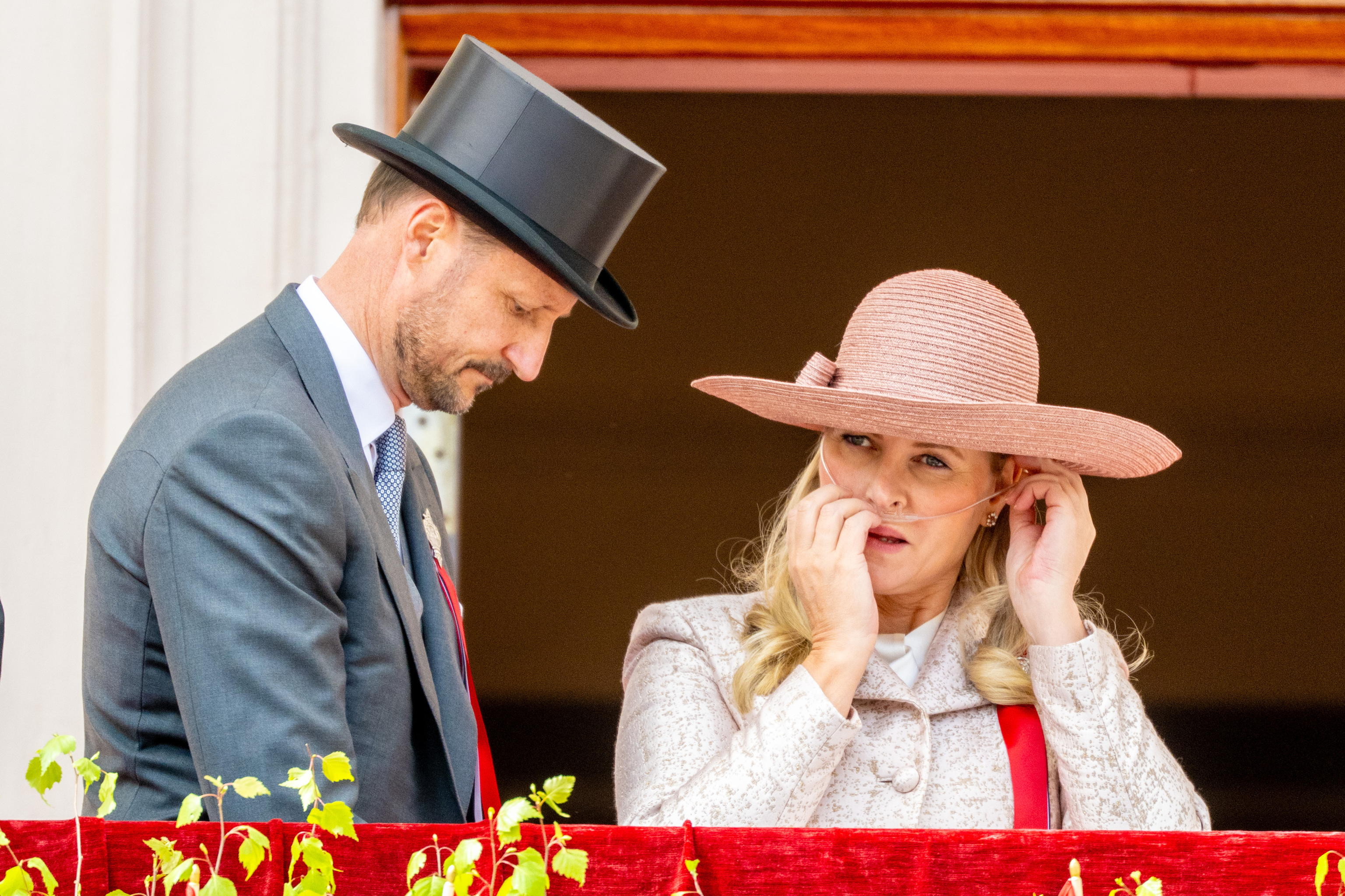 Haakon y Mette-Marit de Noruega, con oxígeno, en su última aparición pública el pasado 17 de mayo.