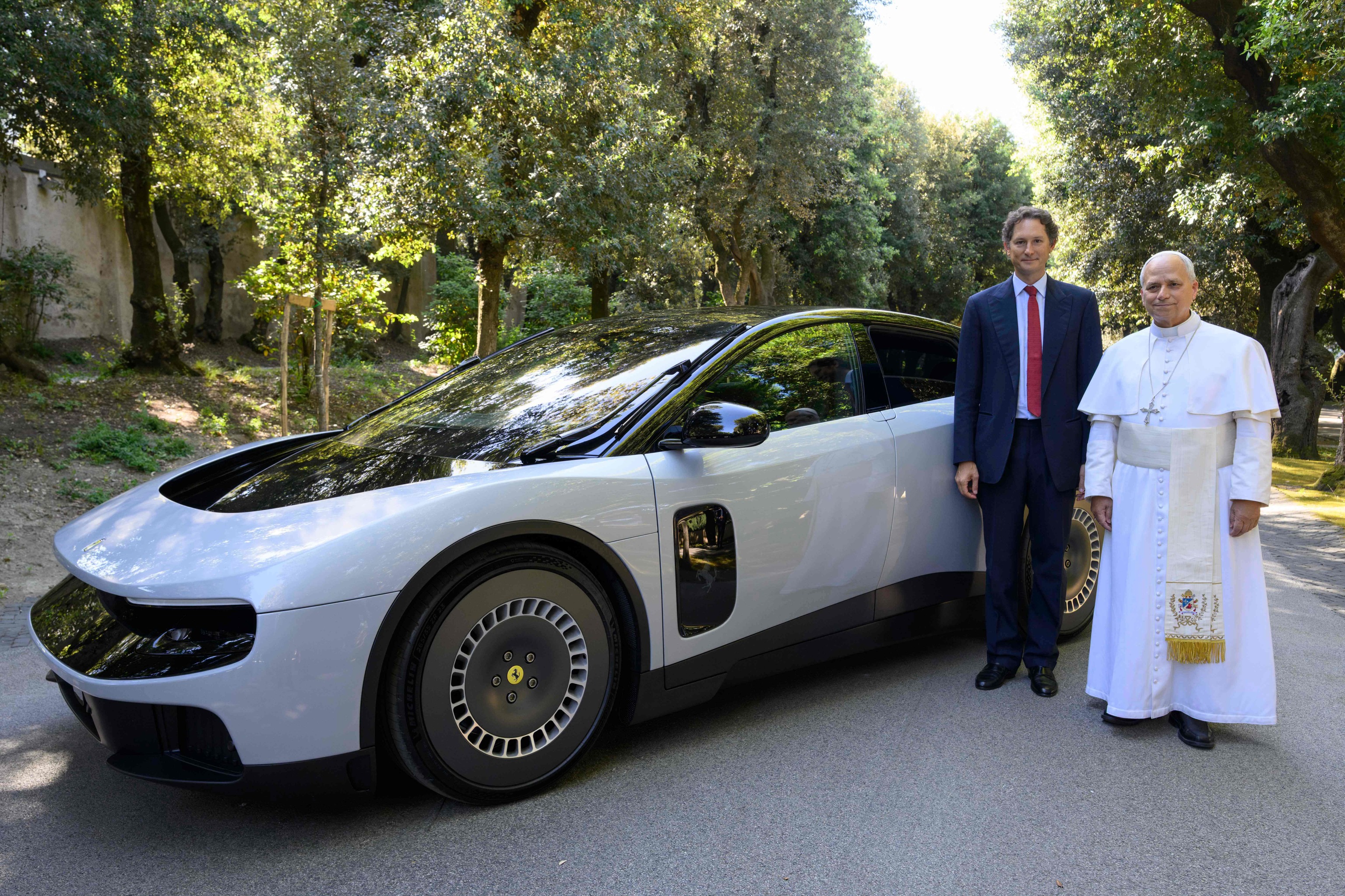 El presidente de Ferrari, John Elkann, acudió a la residencia de verano del Papa León XIV para mostrarle el nuevo Luce