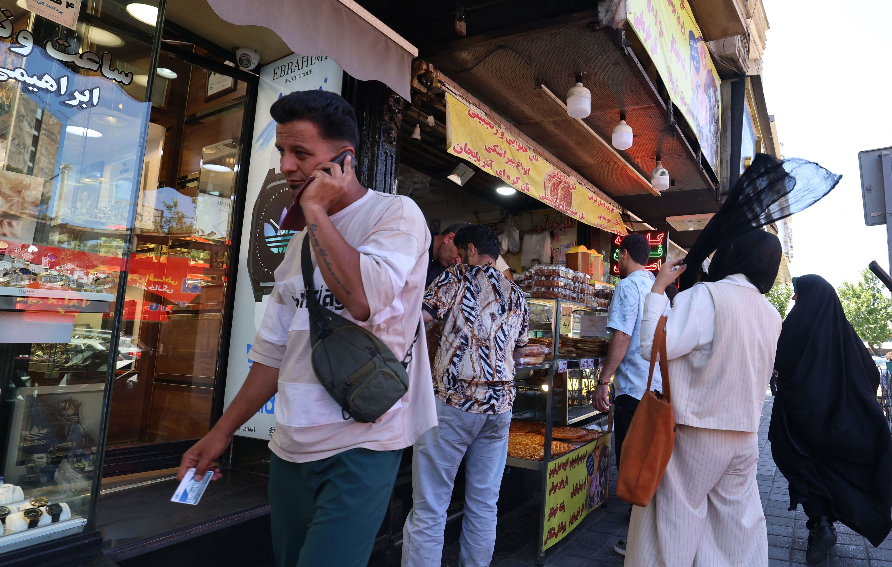 Un hombre iran� habla por tel�fono en una calle de Teher�n.