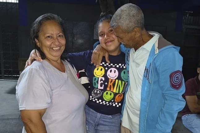 La joven Samantha, de 16 años, con sus abuelos tras su excarcelación, el 19 de mayo.