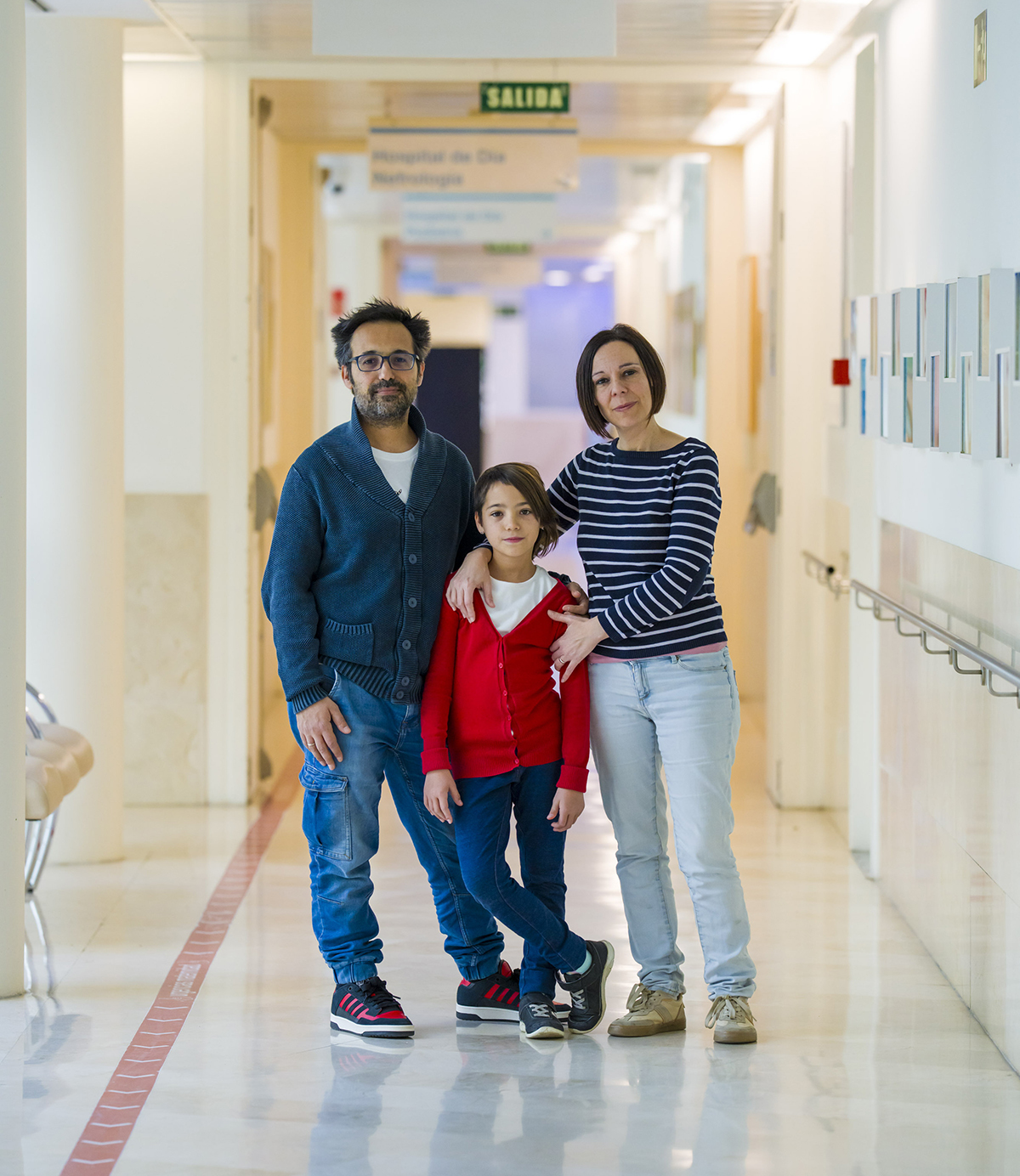 La pequeña, con su padre y su madre.
