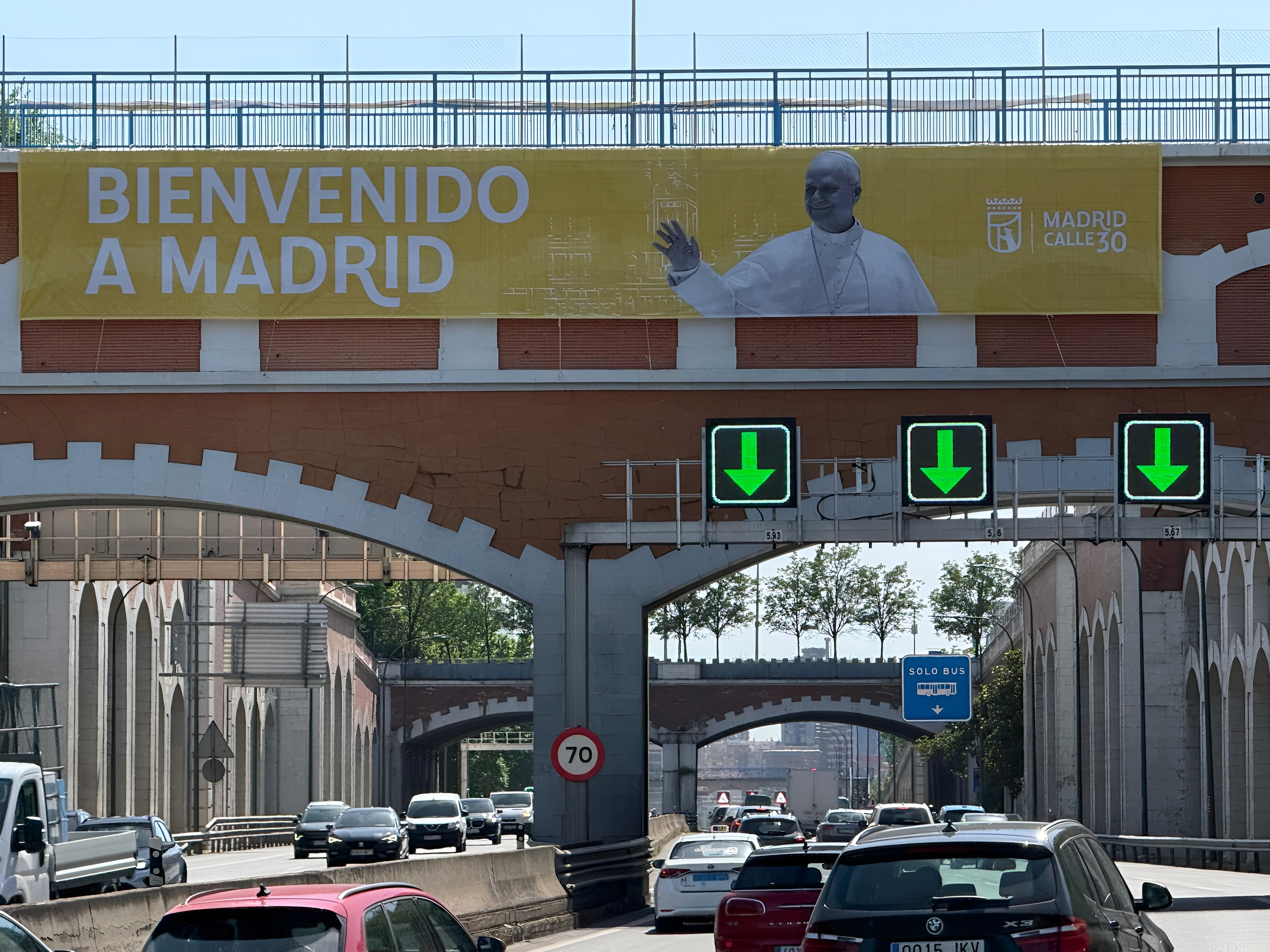 El puente de la CEA, ya engalanado para la visita del Papa.