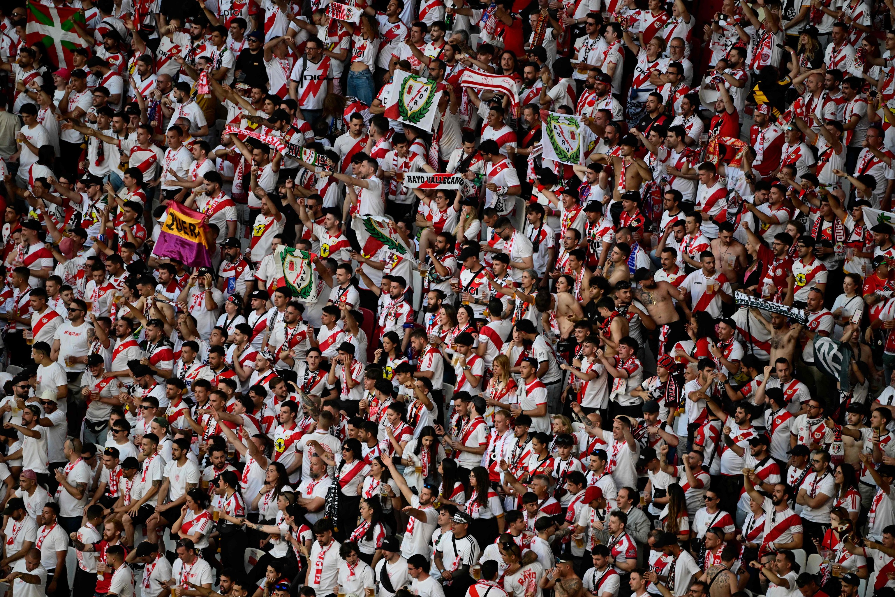 Aficionados del Rayo Vallecano alientan a su equipo en las horas previas al inicio del encuentro en el estadio Red Bull Arena de Leipzig