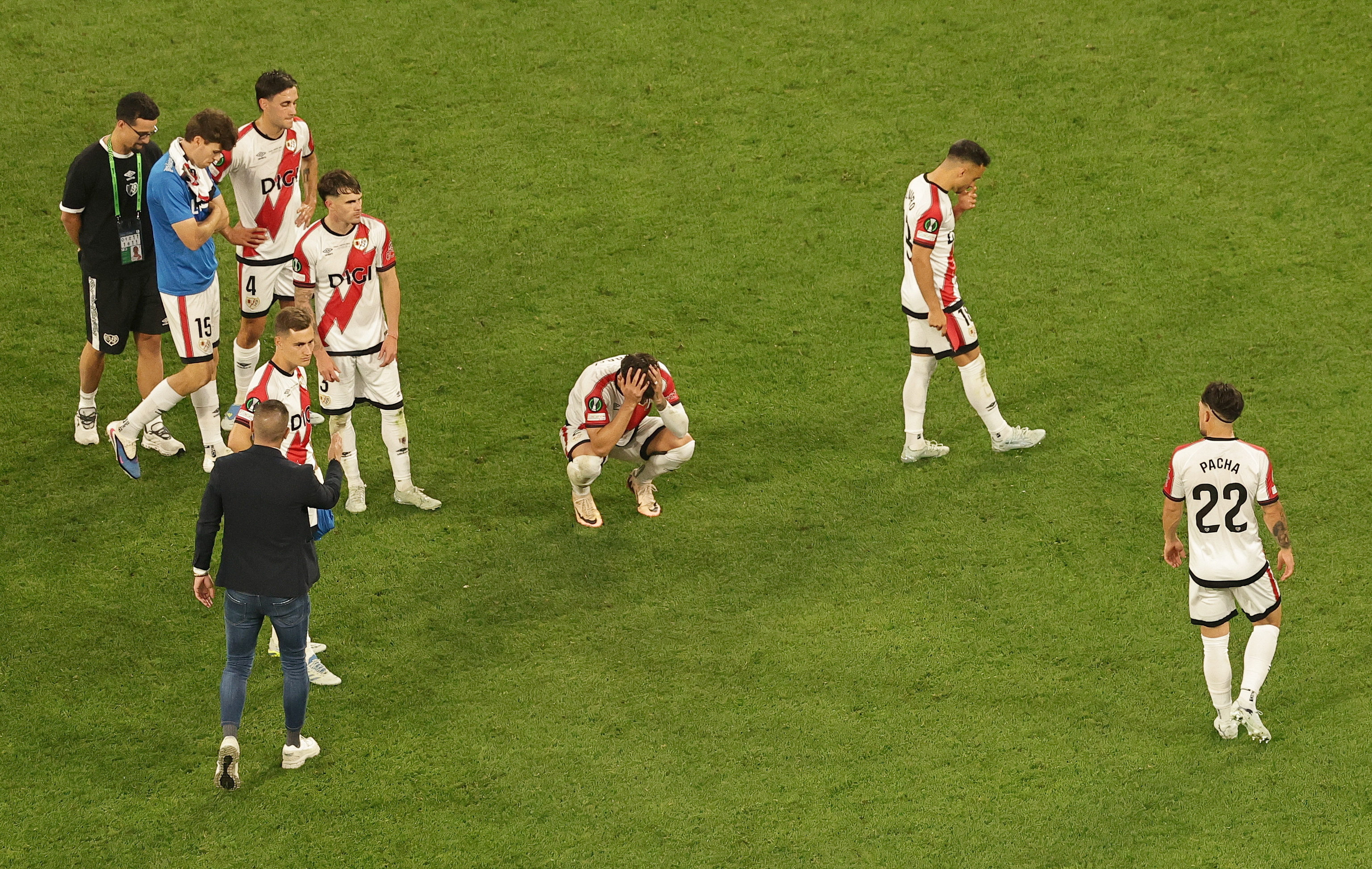 Los jugadores del Rayo Vallecano, entre lágrimas, tras la derrota en la final de la Conference League ante el Crystal Palace