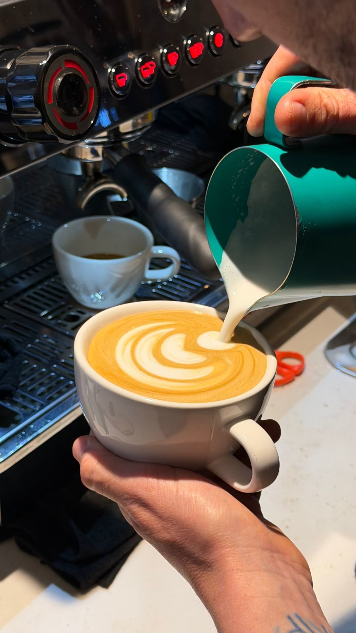 Andrés prepara uno de los famosos cafés de especialidad.