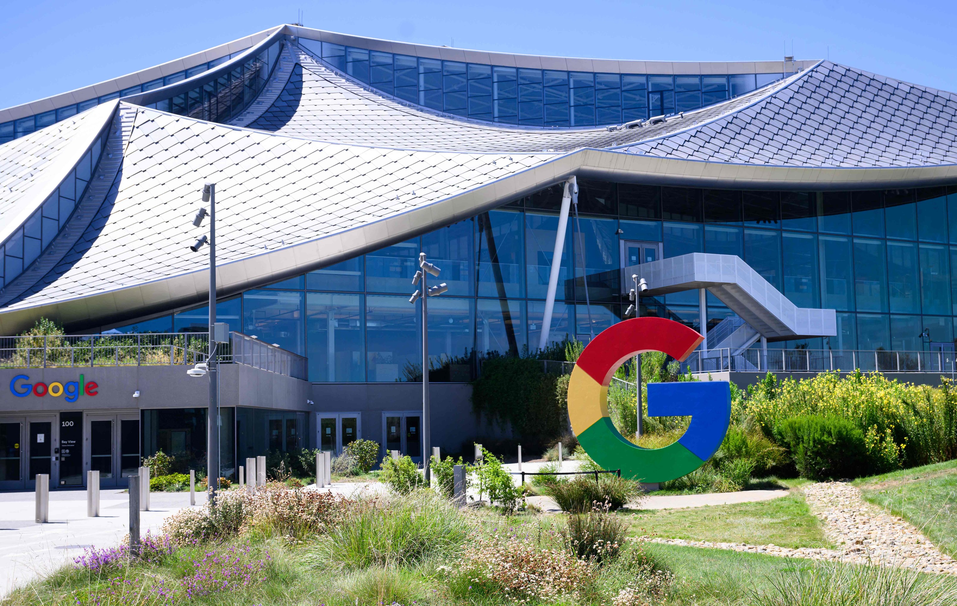 Un enorme logotipo de Google se ve en el campus Bay View de Google en Mountain View, California.