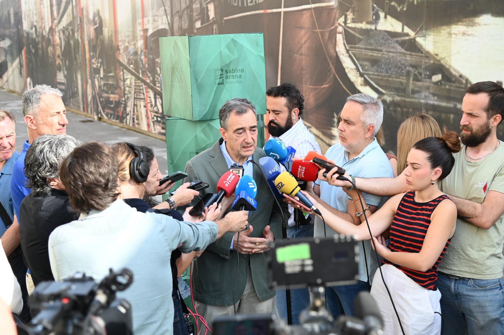 El presidente del PNV Aitor Esteban atiende a los medios de comunicación antes de participar en una jornada de la Fundación Sabino Arana en Bilbao.