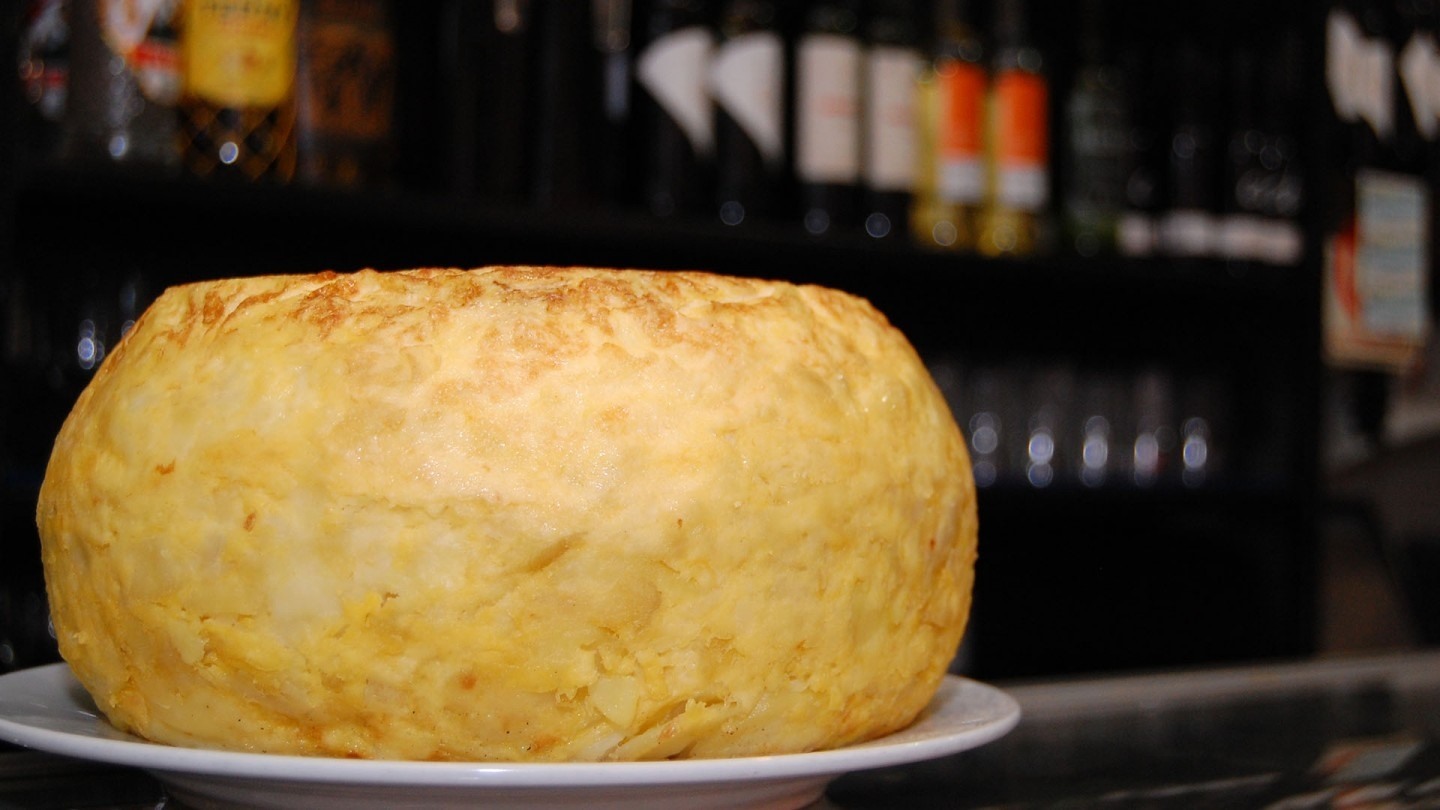 La tortilla XXL del bar Santos.